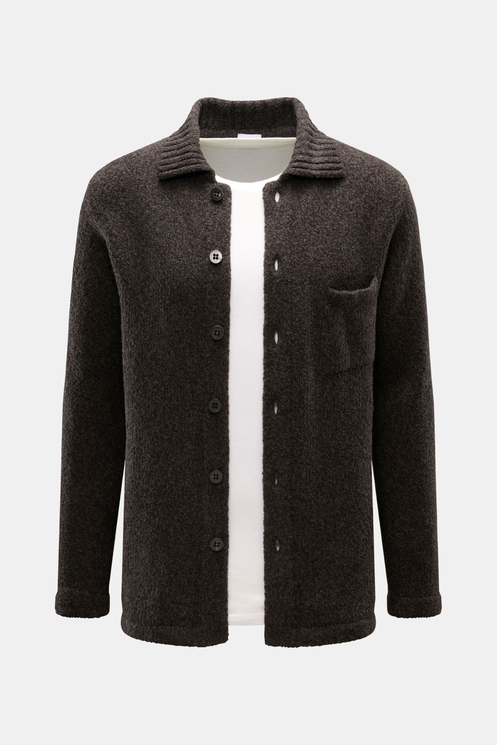 04651/ A trip in a bag Cardigan 'Grainy' dunkelbraun, frontale Nahaufnahme, Boucléstrick, Woll-Mix, Slim Fit, sechs Knöpfe, Rippkragen, Brusttasche, breite Bündchen.