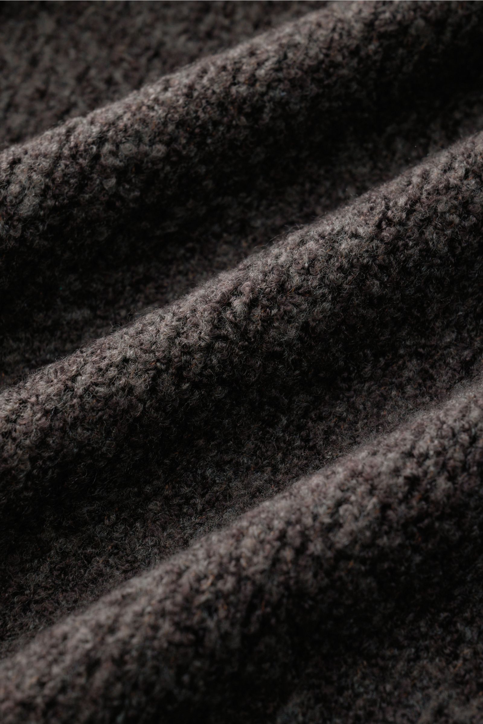 Nahaufnahme des Boucléstricks vom dunkelbraunen 04651/ A trip in a bag Cardigan 'Grainy' aus Woll-Mix mit weichem Griff.