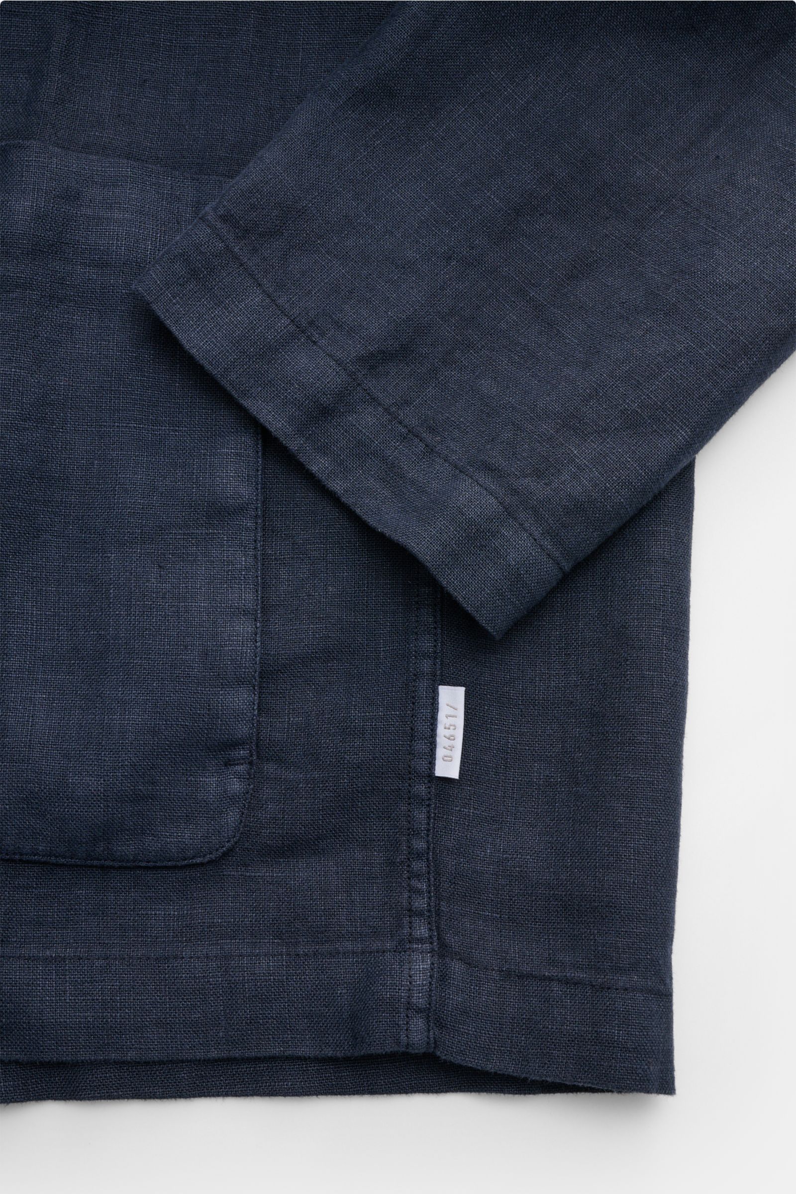 Nahaufnahme des Ärmels und aufgesetzter Fronttasche des 04651/ A trip in a bag Overshirt 'Linen Jacket' navy aus weichem reinem Leinen mit Slim Fit.