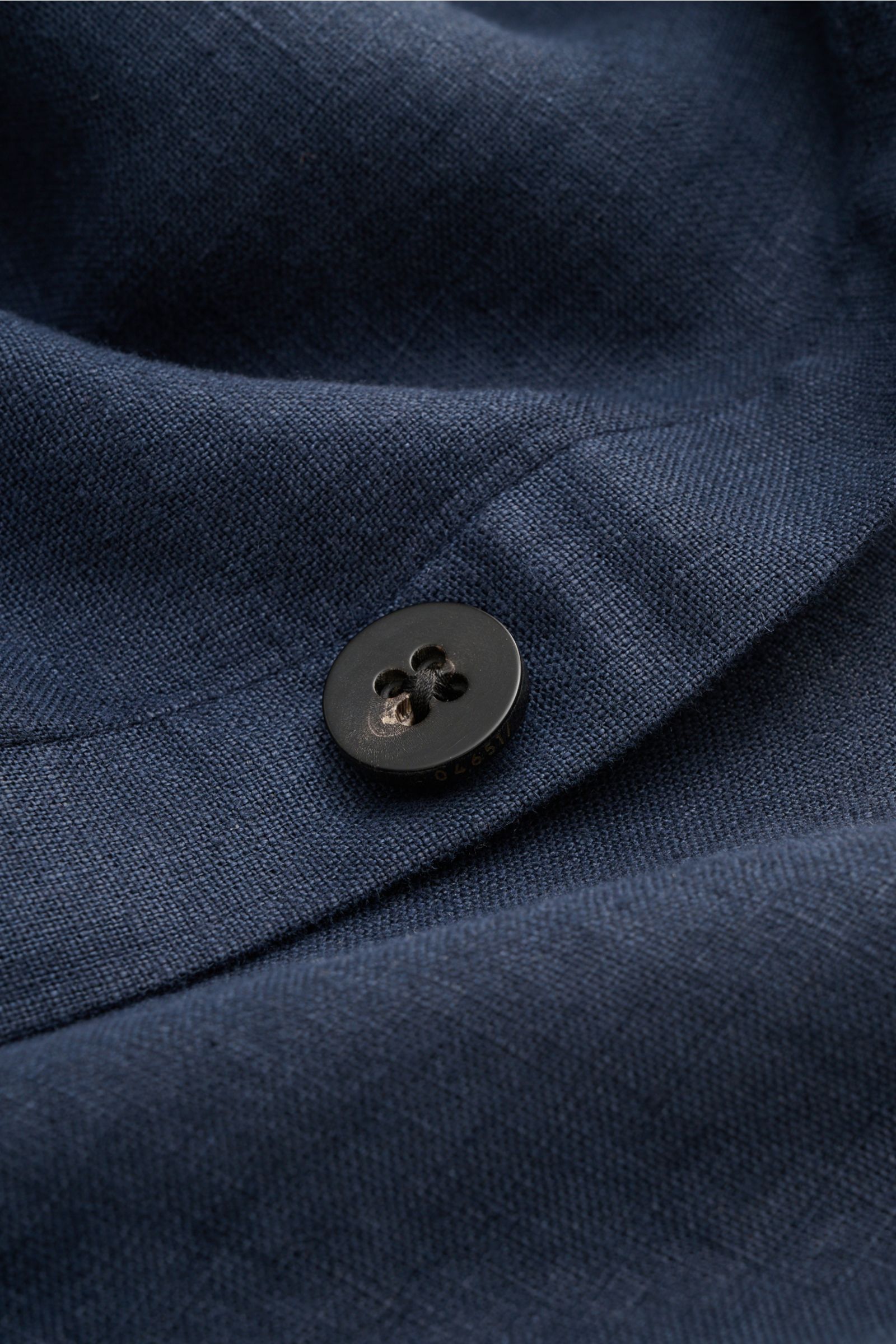 Nahaufnahme des navyfarbenen 04651/ A trip in a bag Overshirt 'Linen Jacket' aus reinem Leinen mit schwarzem Knopf, weichem Griff und Slim Fit.