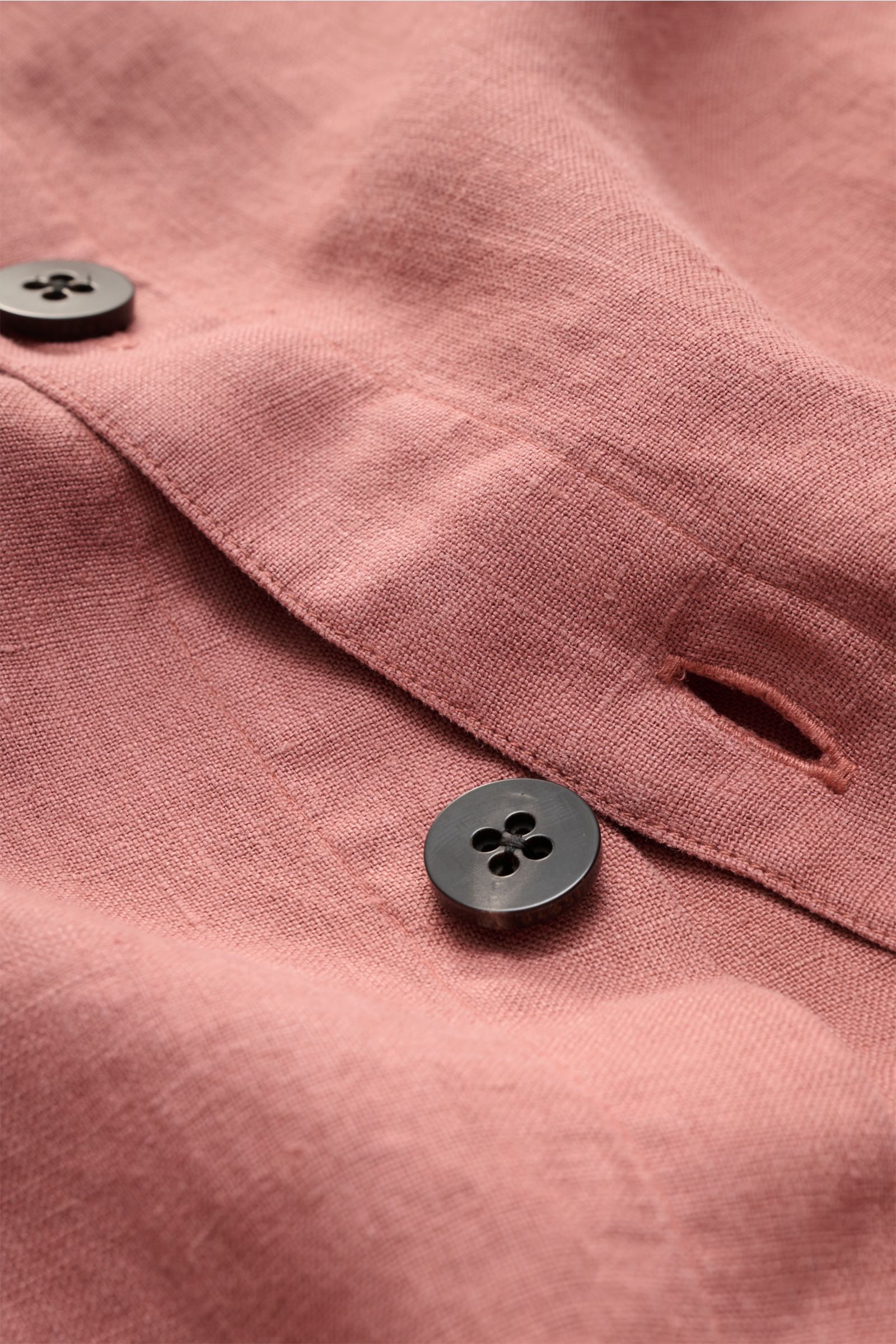 Close-up view of mauve linen fabric showing black buttons and buttonholes, highlighting texture and stitching of the 04651/ A trip in a bag Overshirt 'Linen Jacket' mauve. For casual linen looks: This overshirt by 04651/ A TRIP IN A BAG is made of summery
