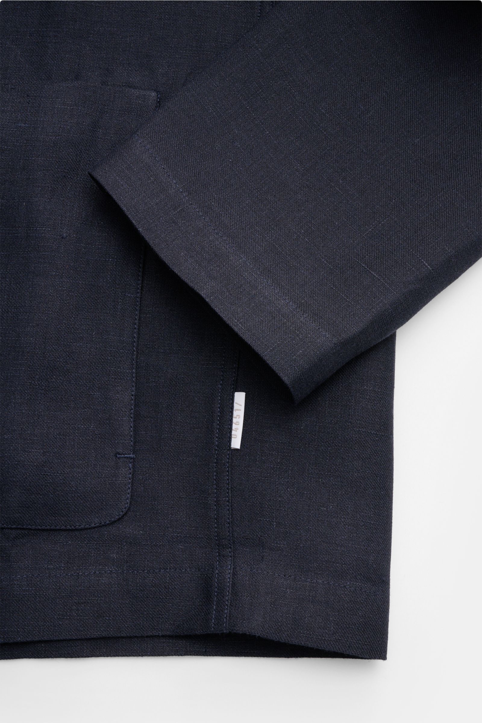 Nahaufnahme des Ärmels und einer Fronttasche des 04651/ A trip in a bag Overshirt 'Linen Jacket' navy aus reinem Leinen mit weichem Griff und Slim Fit.