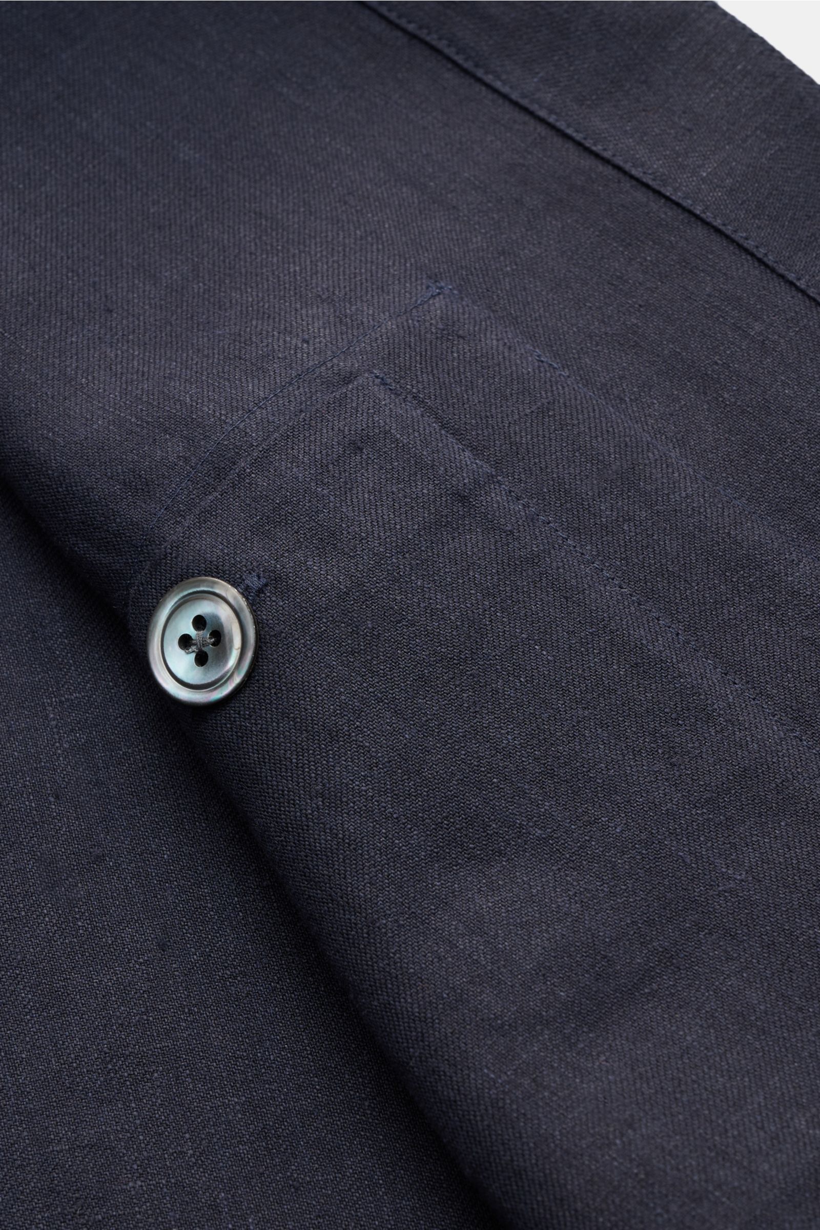 Nahaufnahme des navyfarbenen 04651/ A trip in a bag Overshirt 'Linen Jacket' mit weichem, reinem Leinen, Fronttasche und Knopf, Slim Fit, aus schräger Perspektive.