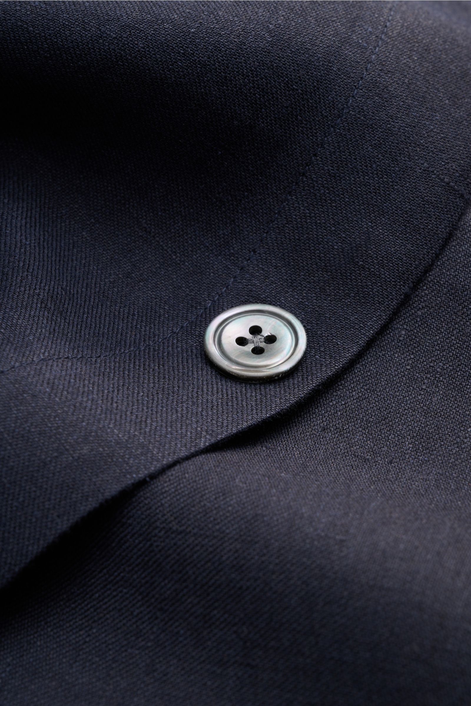 Nahaufnahme des Knopfes und Stoffdetails des 04651/ A trip in a bag Overshirt 'Linen Jacket' navy aus weichem, reinem Leinen mit Slim Fit.