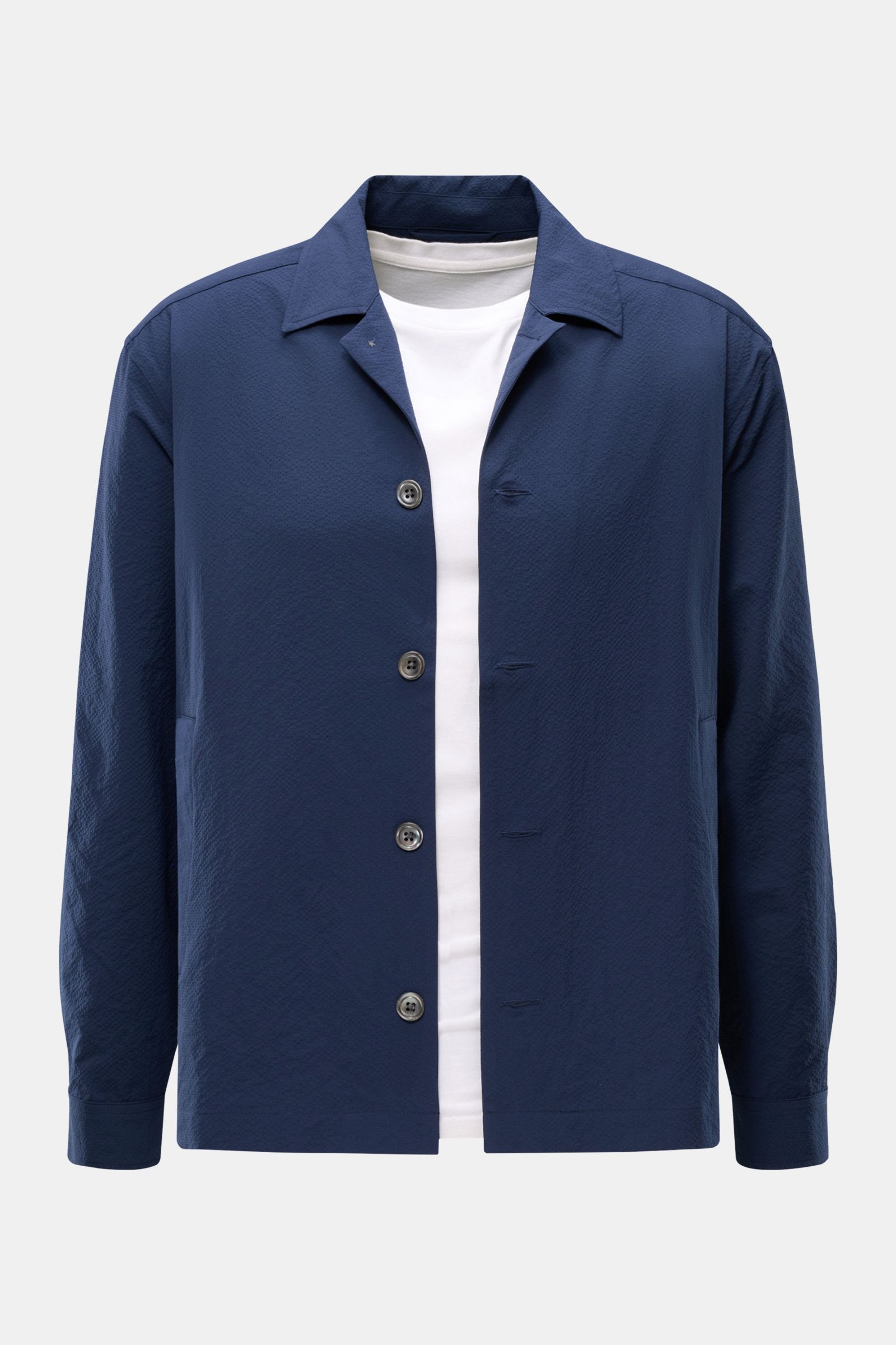Frontansicht des 04651/ A trip in a bag Overshirt 'Technical Seersucker' navy aus hochwertiger Microfaser, Slim Fit mit Umlegekragen, Fünf-Knopf-Leiste und paspelierten Fronttaschen.