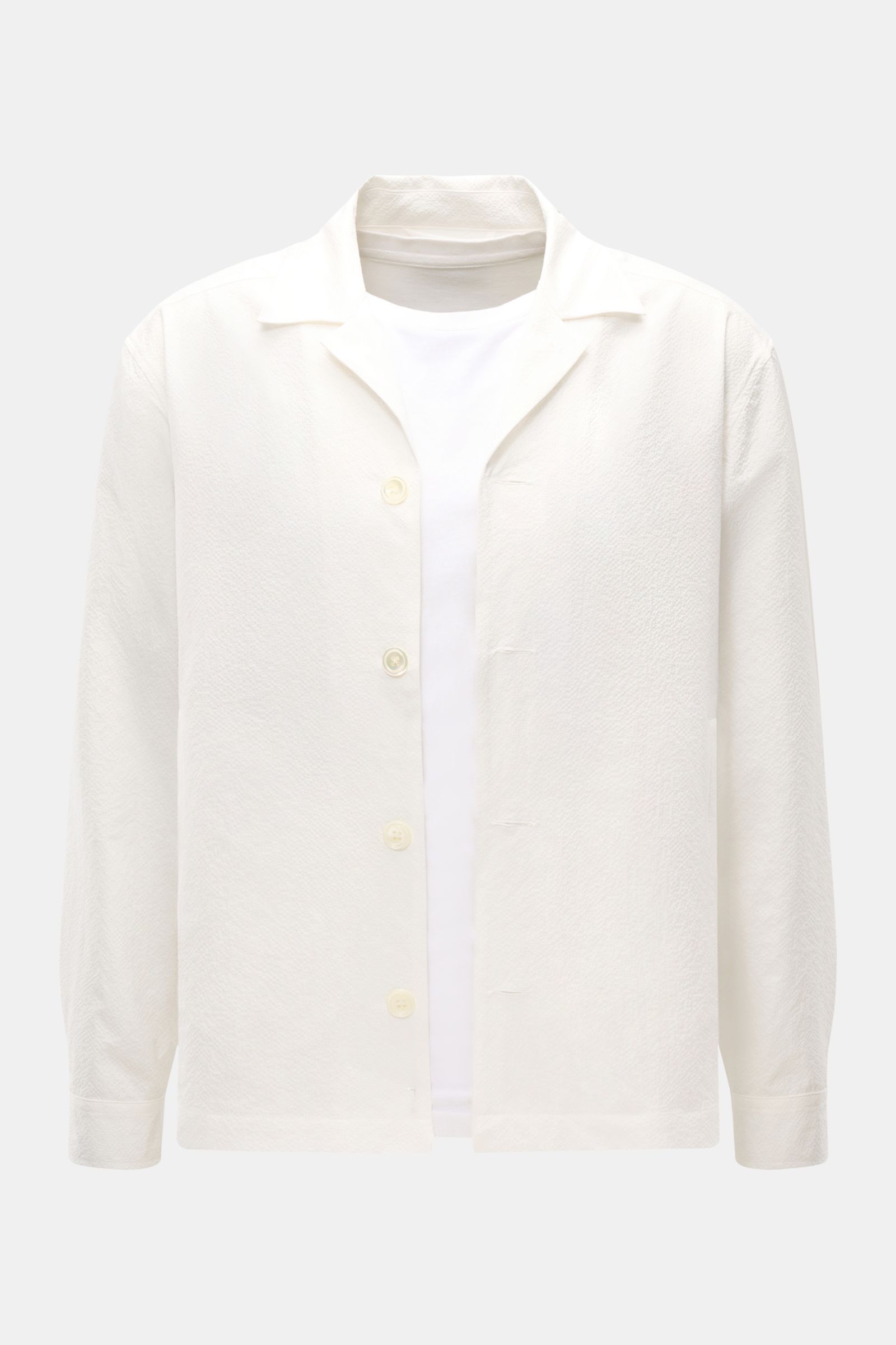 Front view of 04651/ A trip in a bag Overshirt 'Technical Seersucker' off-white, slim fit with five-button placket, turn-down collar, jetted pockets, textured microfibre fabric.

Textured holiday essential: This seersucker overshirt by 04651/ A TRIP IN