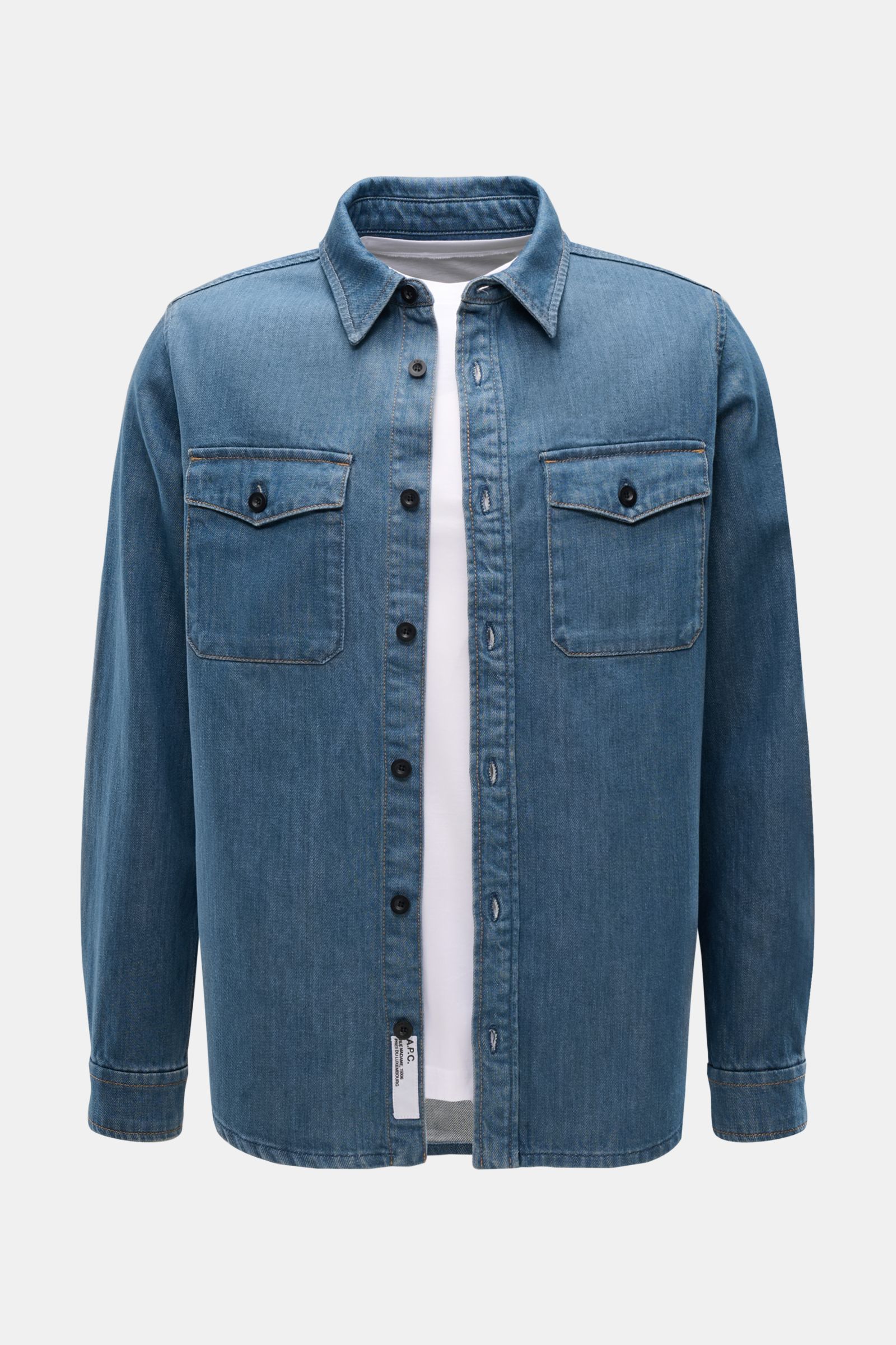 A.P.C. Jeans-Overshirt rauchblau aus Baumwoll-Denim, Slim Fit, Kent-Kragen, aufgesetzte Brusttaschen, Sportmanschetten, Frontansicht.