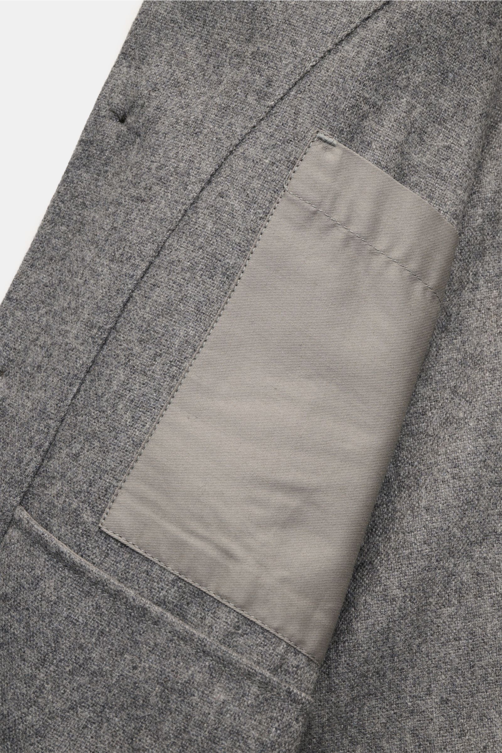 Close-up front-side view of the 04651/ A trip in a bag Overshirt dunkelgrau meliert showing textured dark grey melange wool and microfiber mix fabric with a smooth inner pocket. Stilvoll durch die Übergangszeit: Das Overshirt aus der 'Look of the Games' C
