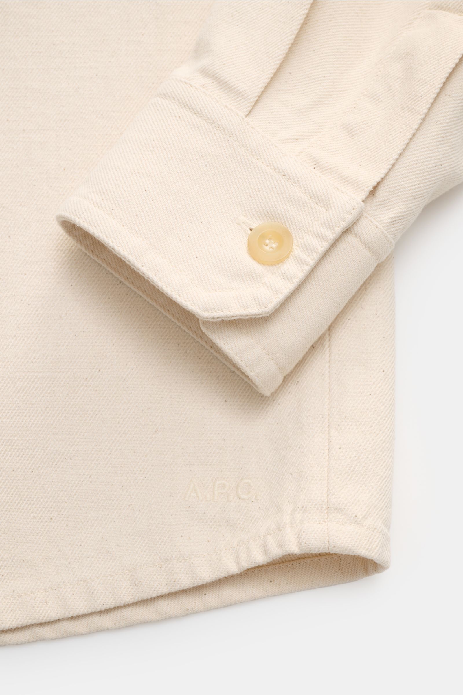 A.P.C. Overshirt sand meliert aus robustem Baumwoll-Denim, Nahaufnahme Ärmel mit Knopf, Regular Fit, garment dyed, Rückenpasse, Brusttasche.