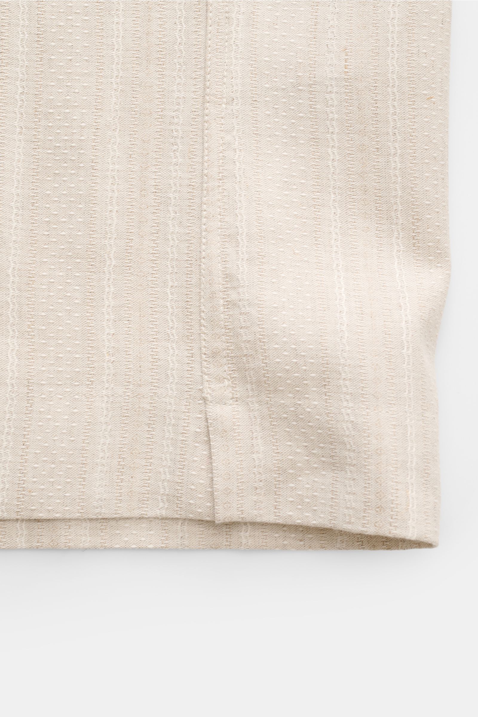 Close-up front detail of the Brunello Cucinelli Overshirt beige showing linen-cotton fabric with subtle stripes, photographed from the front.

Additional description:  
Zeitloses Layering-Piece: Das Overshirt von BRUNELLO CUCINELLI ergänzt Sommerlooks 