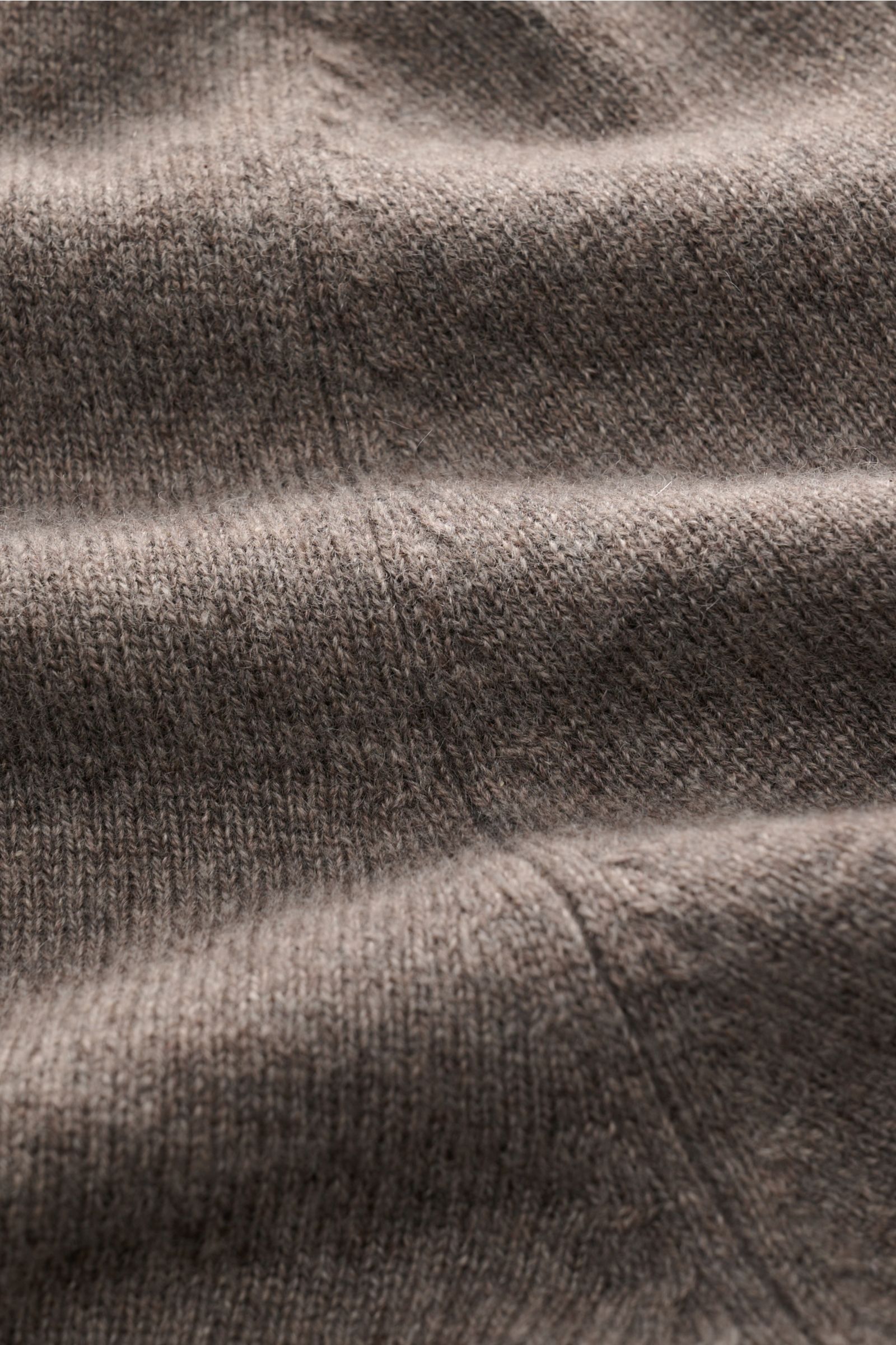 Close-up image of FTC Baby-Cashmere V-Neck Pullover graubraun meliert showing fine knit texture and soft fabric from a detailed top-down perspective; Der Pullover mit V-Ausschnitt ist ein Klassiker der Herrenmode, der in keinem Kleiderschrank fehlen darf 