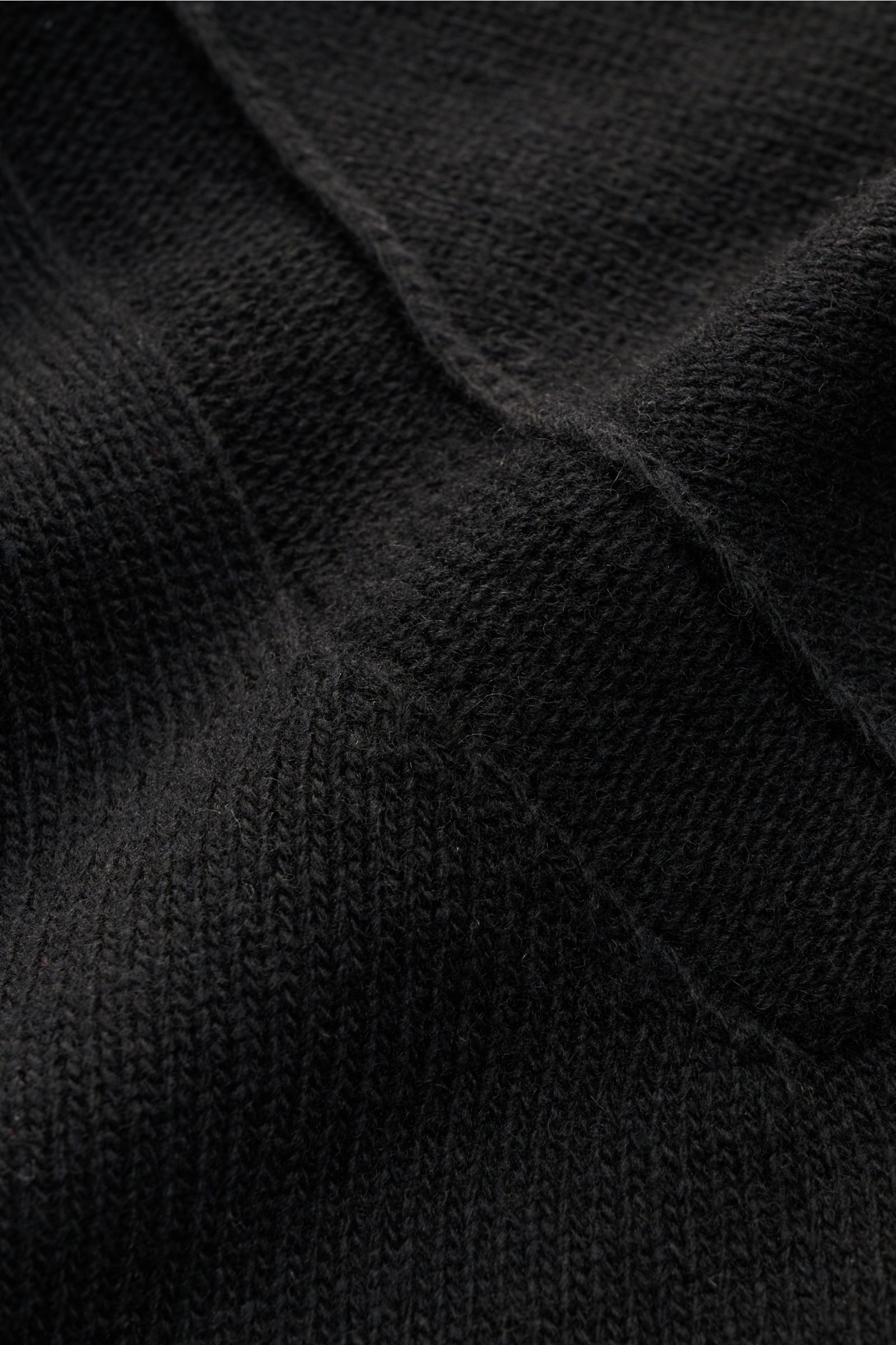 Stone Island V-Neck Pullover 'Lambswool' schwarz, Detailaufnahme aus Nähe, weicher Wollmix mit Linksstrick, Slim Fit, Kompass-Badge am Ärmel.