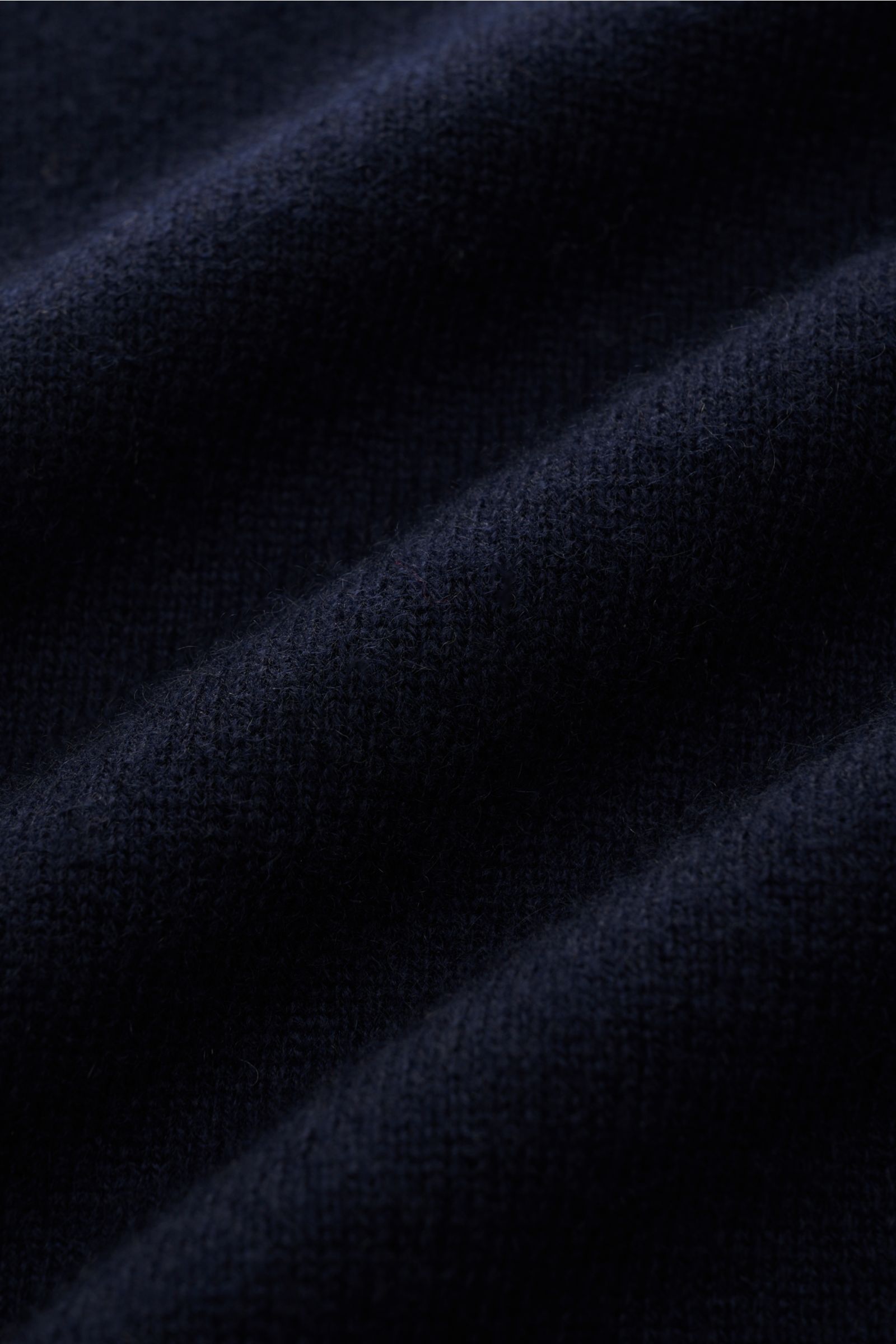 Lisa Yang Cashmere V-Neck-Pullover 'Clayton' navy, Detailaufnahme des weichen, mittelfeinen Strickbilds aus reiner Cashmere, Perspektive nah am Stoff.