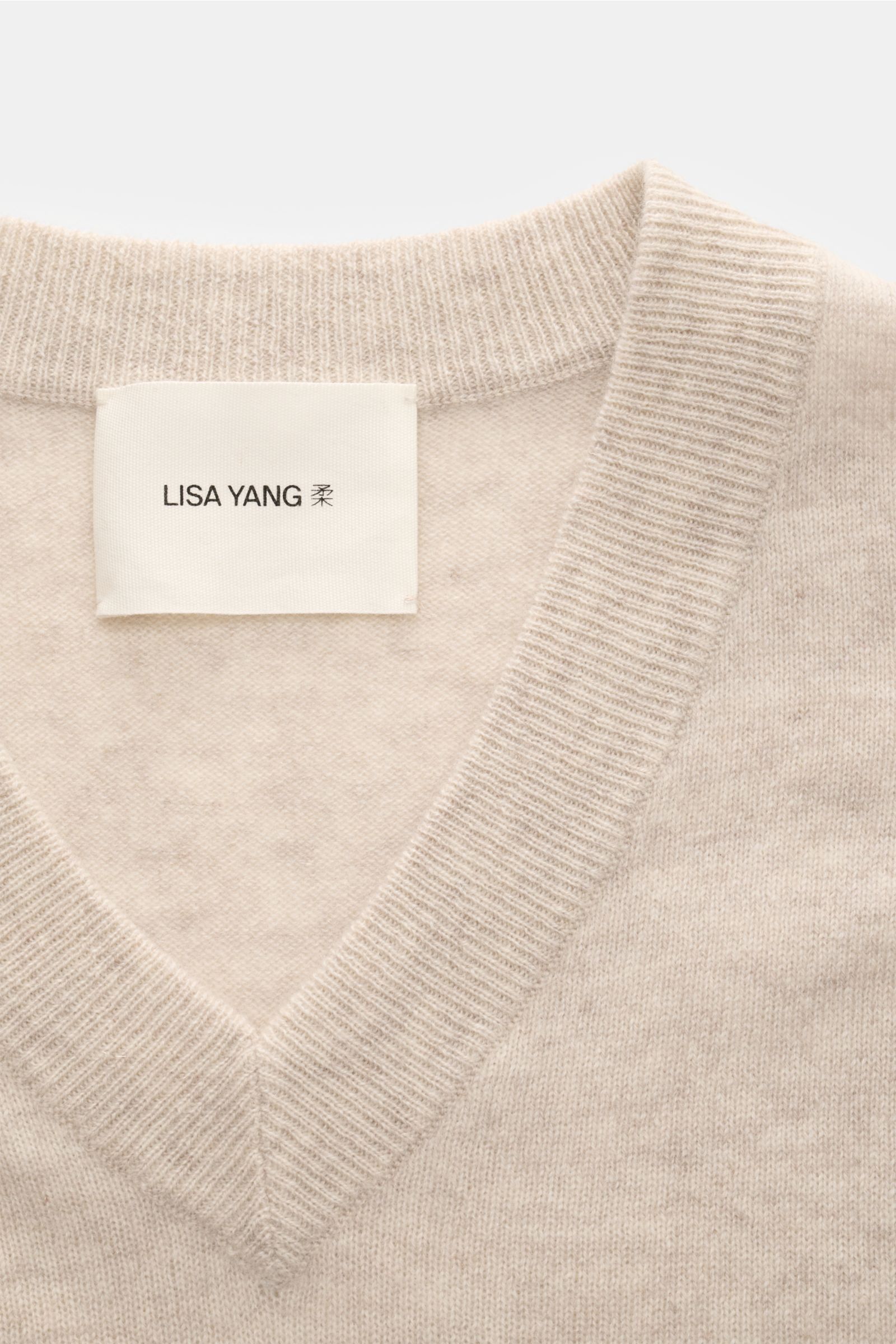 Lisa Yang Cashmere V-Neck-Pullover 'Clayton' sand meliert, Detailaufnahme von V-Ausschnitt mit Rippstrick, mittelfein, Regular Fit, reiner Cashmere.