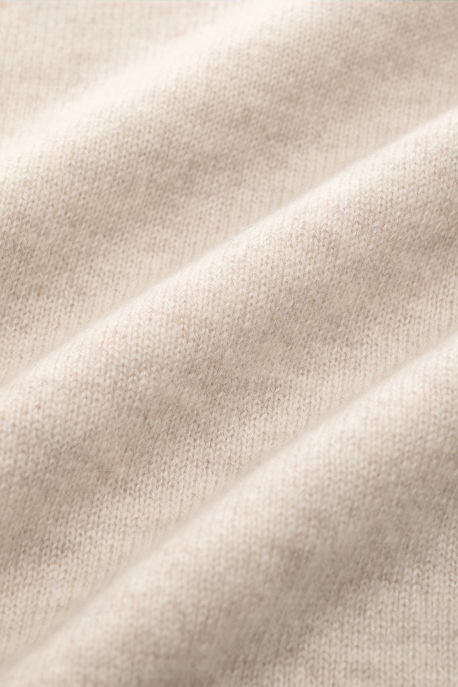 Lisa Yang Cashmere V-Neck-Pullover 'Clayton' sand meliert, Detailaufnahme weicher, mittelfeiner Strick mit V-Ausschnitt und Saumschlitzen.