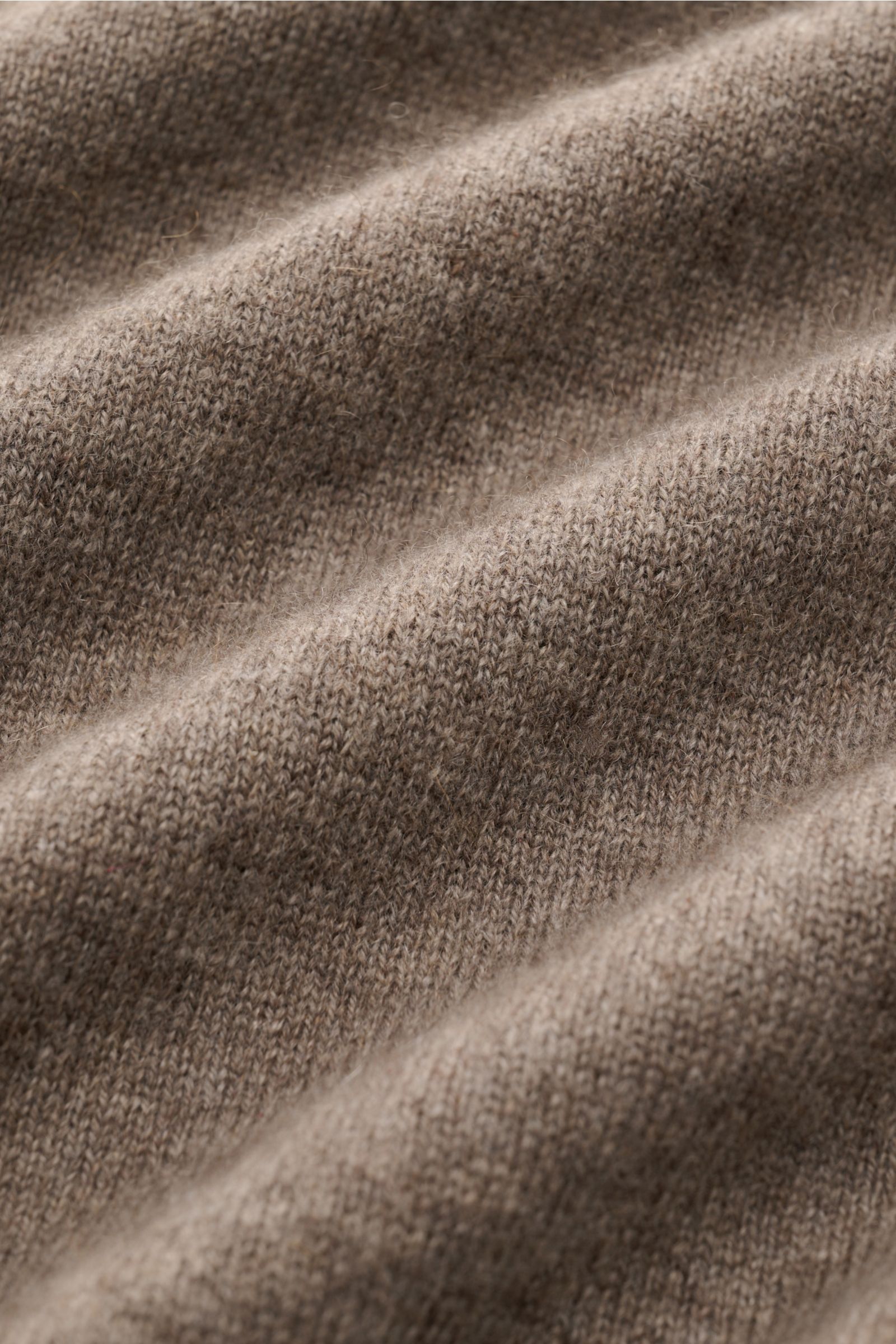 Close-up front view of the taupe Lisa Yang Cashmere V-neck jumper 'Clayton' showing soft, medium-fine knit texture. The Clayton V-neck jumper by LISA YANG combines luxurious cashmere with a modern design in a regular fit and is a must-have for any cont