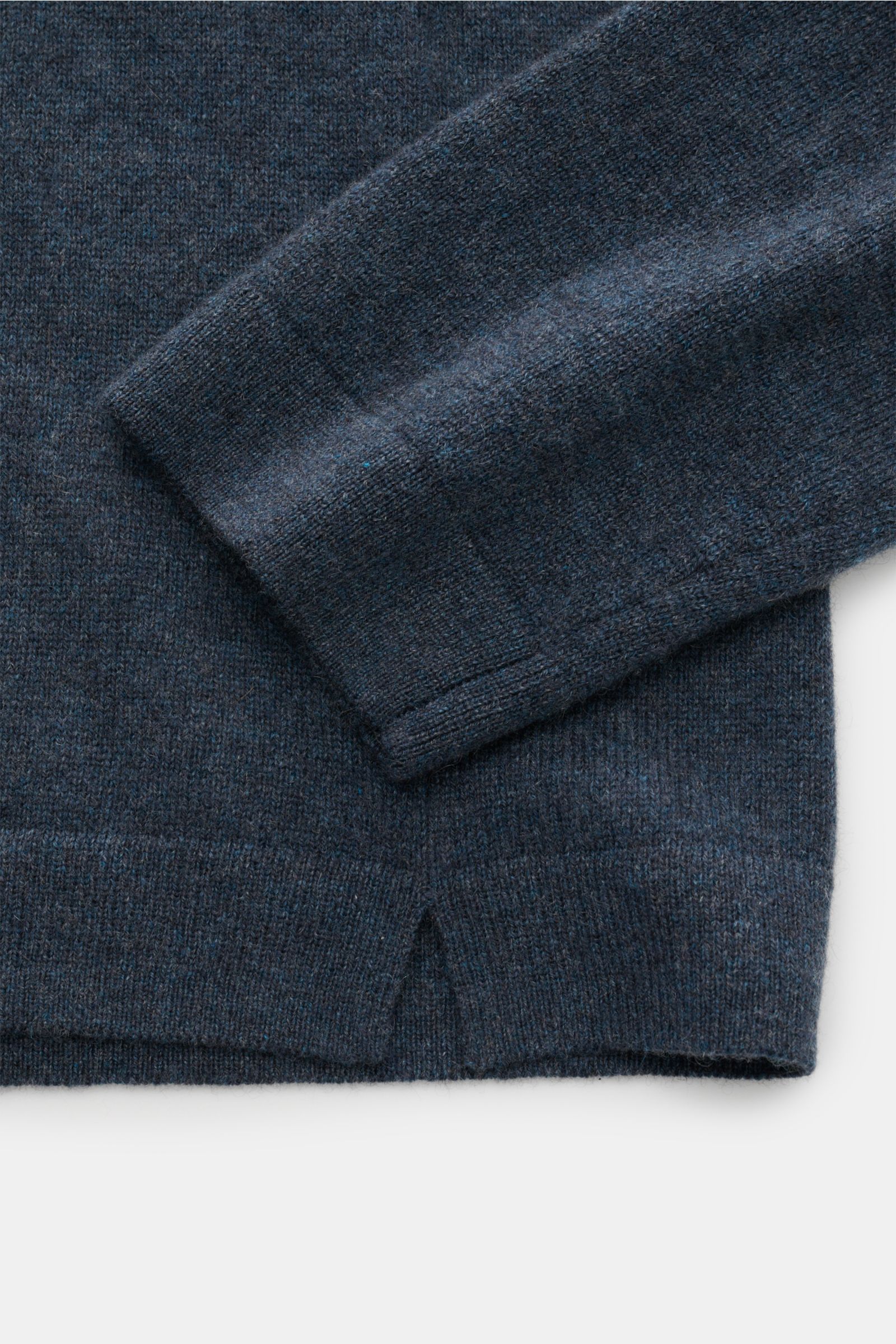 Close-up top-down side view of Lisa Yang Cashmere V-neck jumper 'Clayton' grey-blue showing sleeve and hem details with short vents.

The Clayton V-neck jumper by LISA YANG combines luxurious cashmere with a modern design in a regular fit and is a must