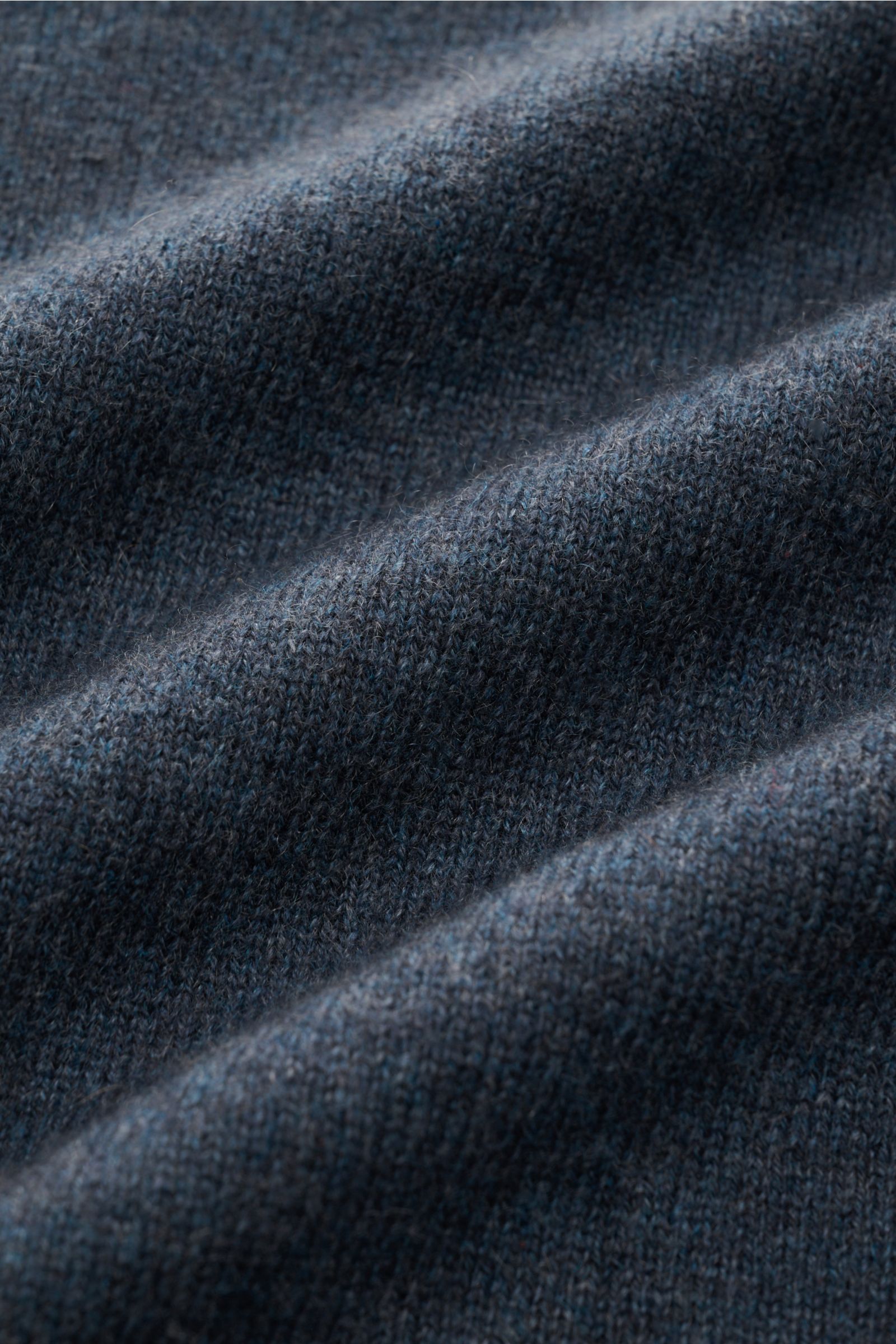 Close-up front view of the Lisa Yang Cashmere V-neck jumper 'Clayton' grey-blue showing soft, medium-fine knit texture.

The Clayton V-neck jumper by LISA YANG combines luxurious cashmere with a modern design in a regular fit and is a must-have for any
