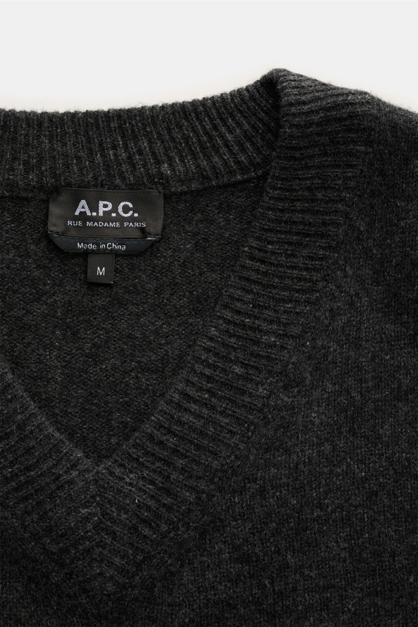 A.P.C. V-Neck Pullover 'Pull Dany' anthrazit meliert, Detailaufnahme von oben, reine Yak-Wolle, weicher Griff, mittelfeines Strickbild, Slim Fit, flexible Rippbündchen.