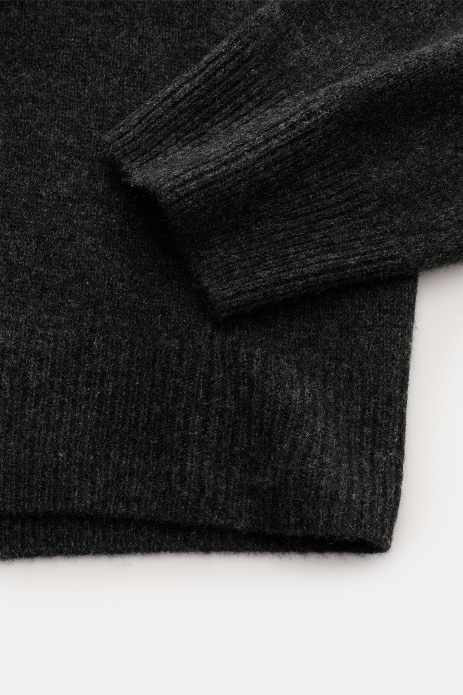 A.P.C. V-Neck Pullover 'Pull Dany' anthrazit meliert, Detailaufnahme aus schräger Perspektive, reine Yak-Wolle, weicher Griff, mittelfeines Strickbild, Slim Fit, flexible Rippbündchen.