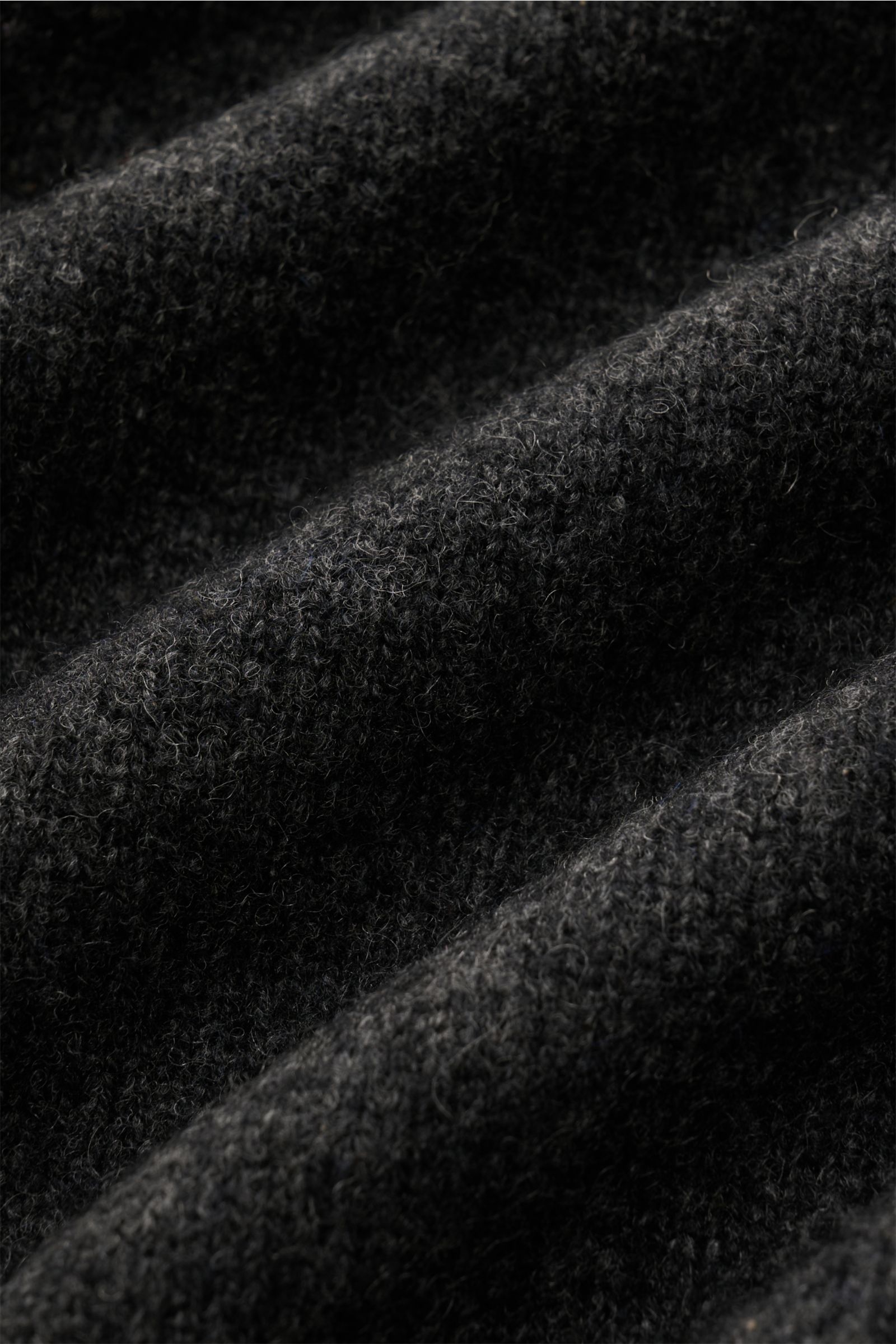 Nahaufnahme der Struktur des A.P.C. V-Neck Pullovers 'Pull Dany' anthrazit meliert, reine Yak-Wolle, weicher Griff, mittelfeines Strickbild, Slim Fit, flexible Rippbündchen.