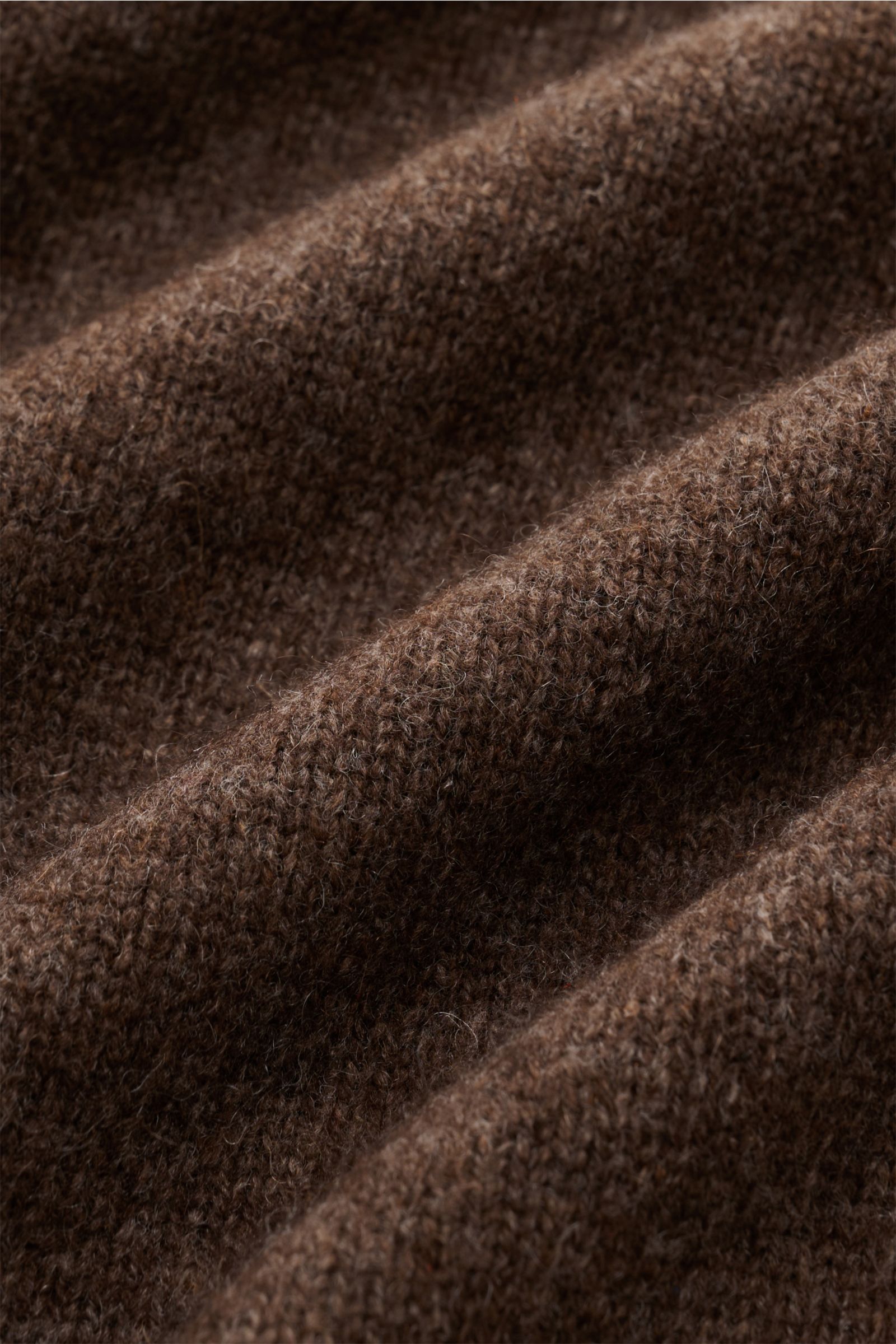 Close-up texture view of A.P.C. V-Neck Pullover 'Pull Dany' braun meliert, showing reine Yak-Wolle, weicher Griff, mittelfeines Strickbild, Slim Fit, flexible Rippbündchen.