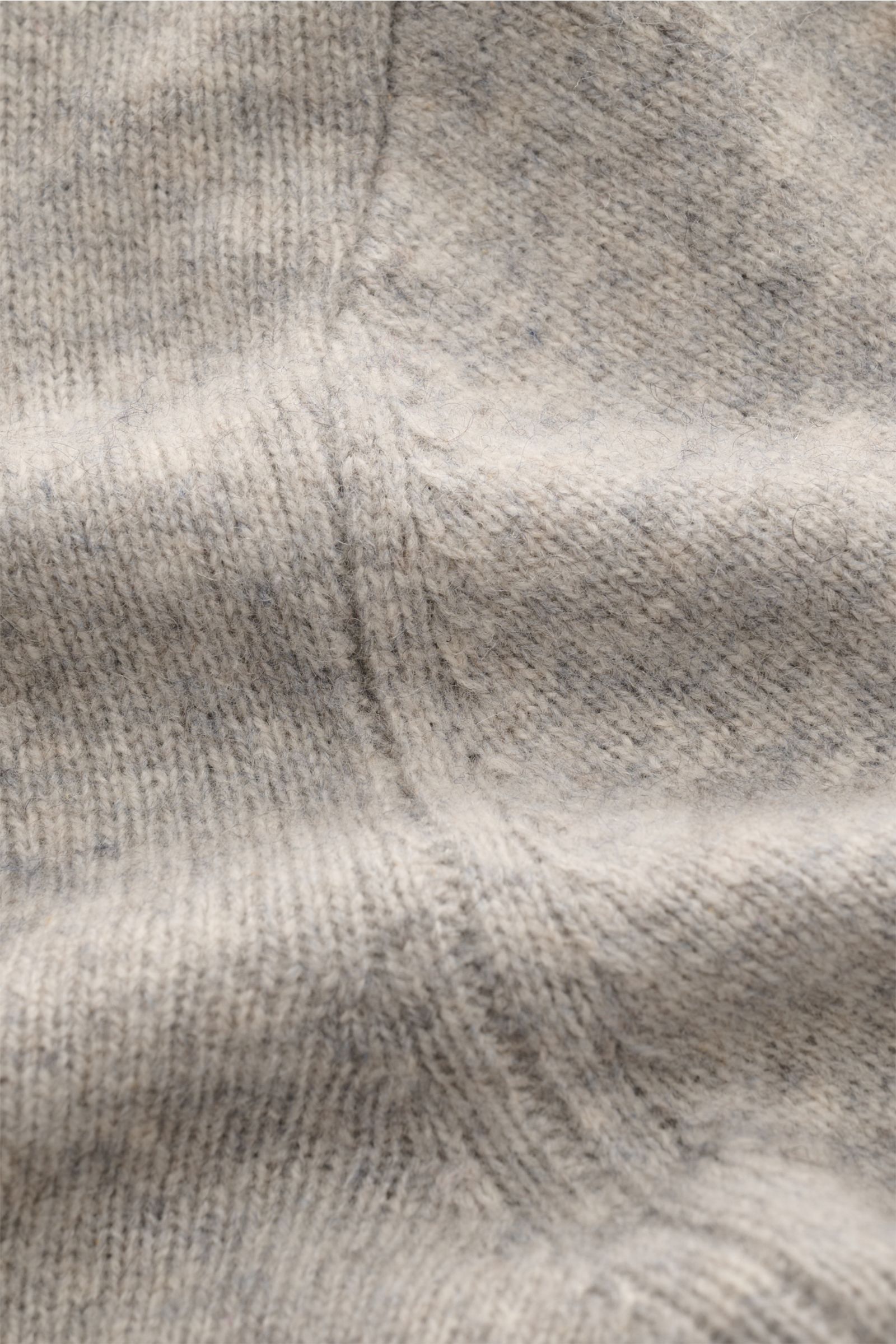 Close-up view of the A.P.C. V-Neck Pullover 'Pull Dany' grau meliert showing reine Yak-Wolle, weicher Griff, mittelfeines Strickbild, Slim Fit, and flexible Rippbündchen.