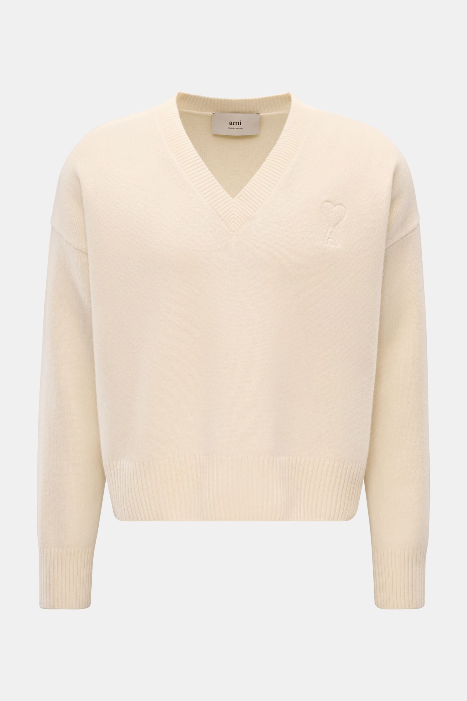 Front view of Ami Paris Cardigan grau in light beige, soft wool-cashmere knit with V-neck, ribbed cuffs and hem, and stitched 'Ami' logo. 

Monochromes Lieblings-Piece von AMI PARIS: Der ikonische Cardigan mit typisch abgestepptem 'Ami'-Logo wurde aus 