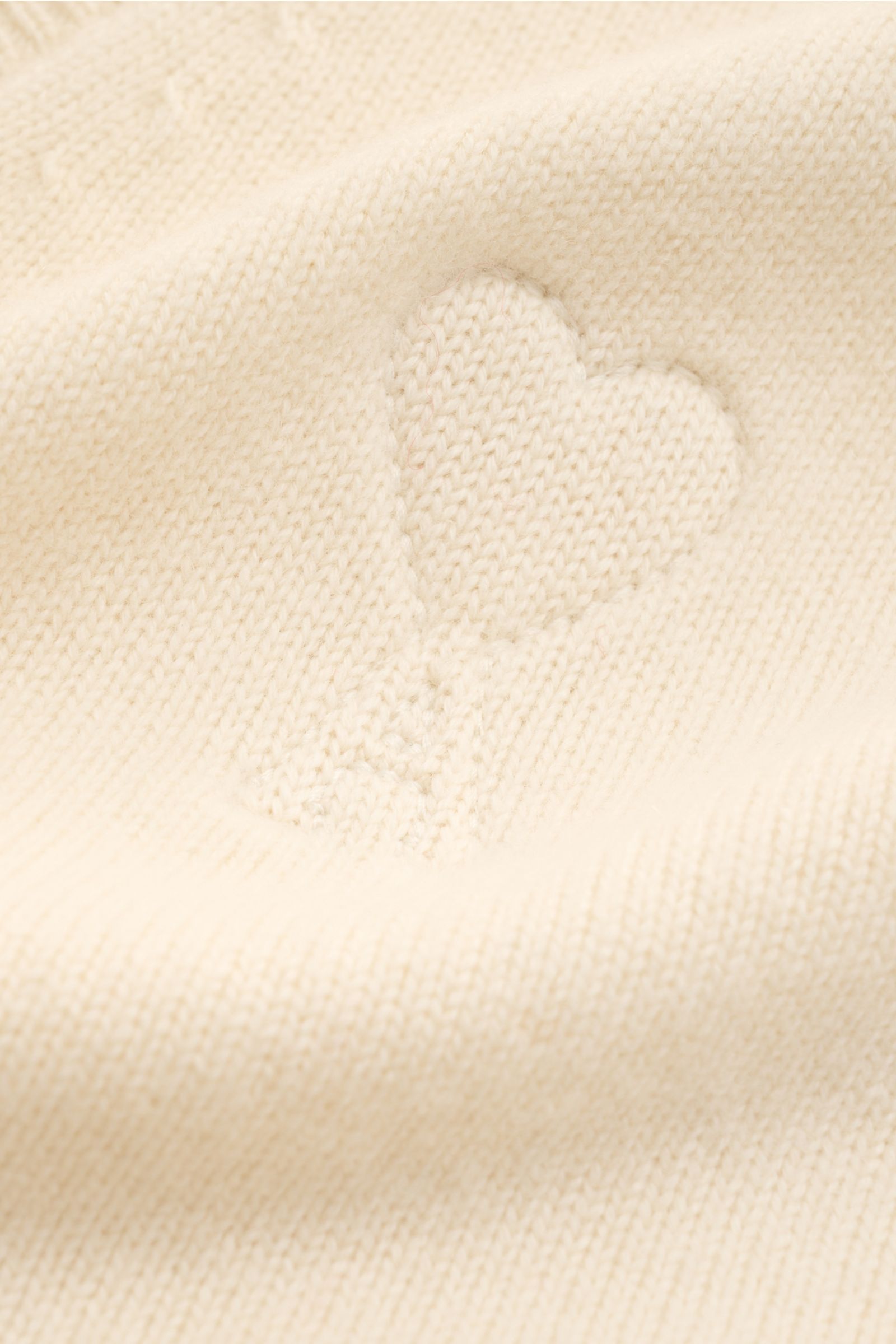 Close-up front detail of the Ami Paris Cardigan grau showing the soft wool and cashmere knit with the embossed heart logo, photographed from above. Monochromes Lieblings-Piece von AMI PARIS: Der ikonische Cardigan mit typisch abgestepptem 'Ami'-Logo wurde