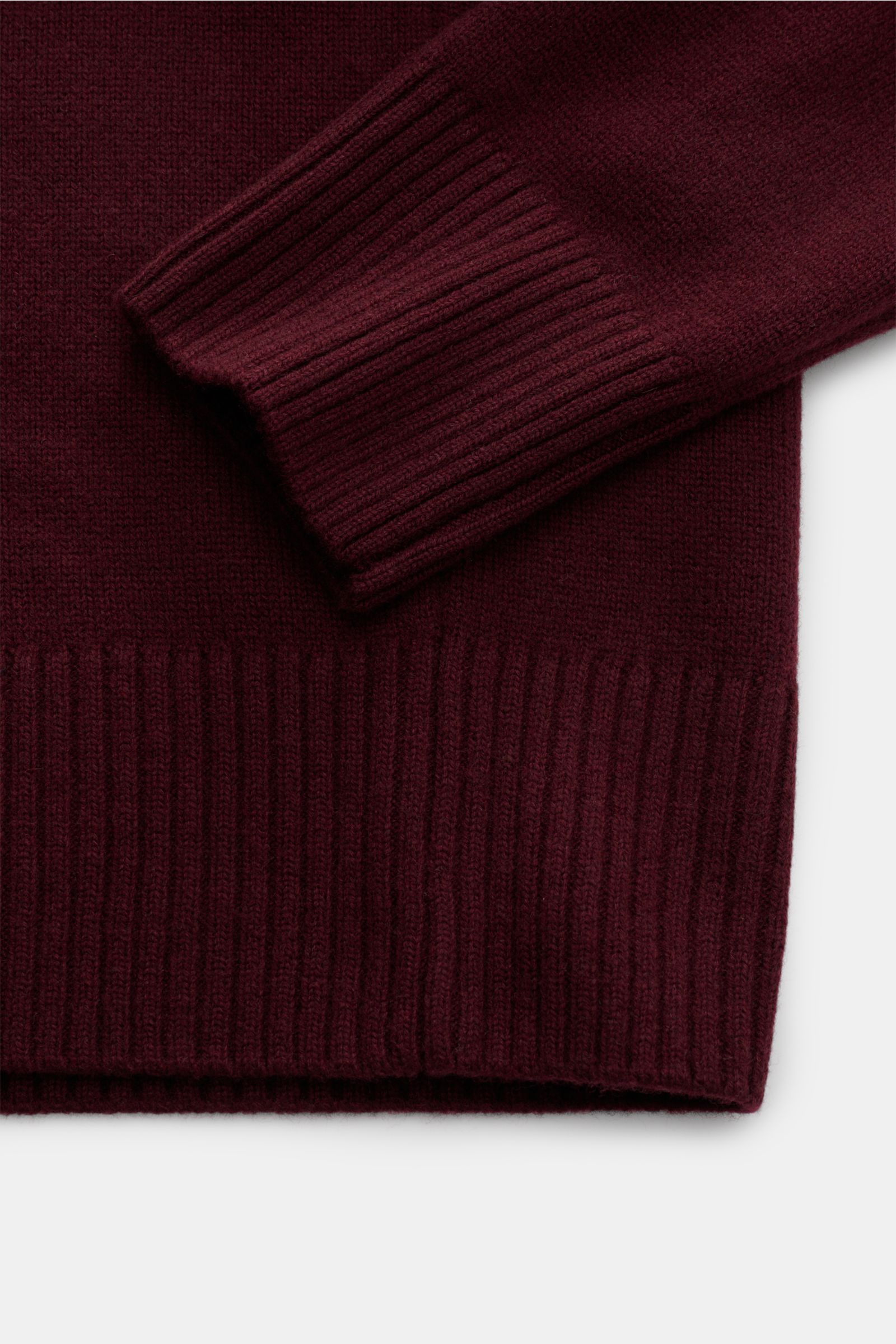Nahaufnahme des Ami Paris V-Neck Pullover bordeaux, Strick aus Wolle und Cashmere mit V-Neck, Oversized Fit, abgestepptem Logo und breiten Rippbündchen.