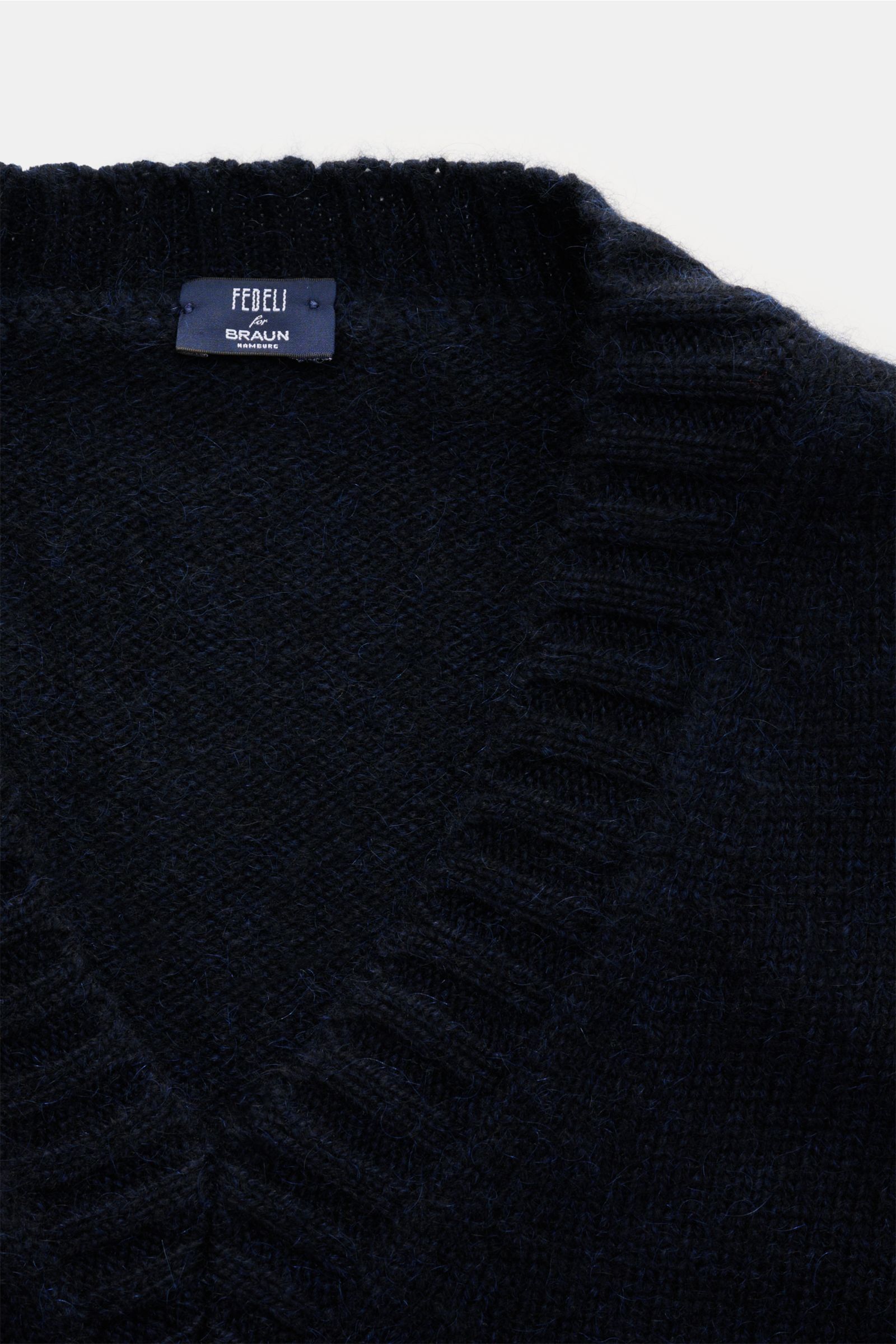 Fedeli V-Neck Pullover dark navy, Nahaufnahme von breitem V-Ausschnitt aus voluminösem Cashmere-Mohair mit weichem Griff, Slim Fit