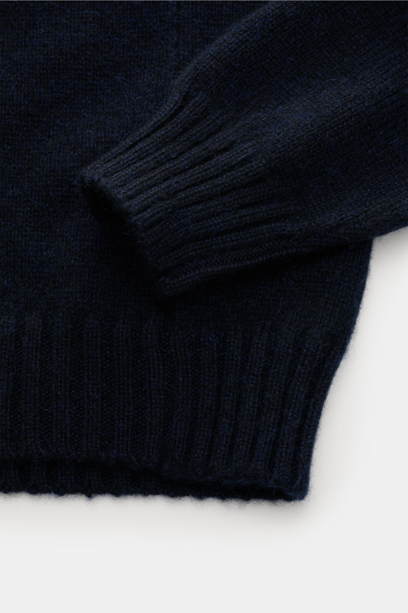 Nahaufnahme des Fedeli V-Neck Pullover dark navy von oben, voluminös, Slim Fit, weicher Mix aus Cashmere und Mohair mit breitem V-Ausschnitt.