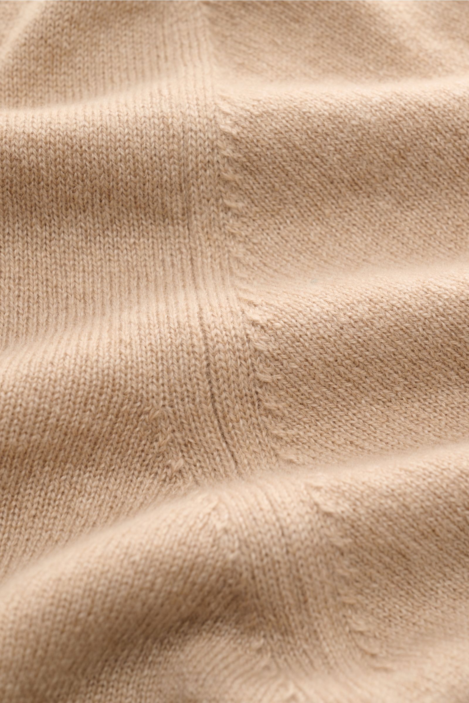 Close-up from above of the fine knit texture and smooth touch of the Cruciani Cashmere V-neck jumper beige, highlighting ribbed bands.

Description: This V-neck jumper in pure cashmere by CRUCIANI is the epitome of understatement and style. Its smooth 