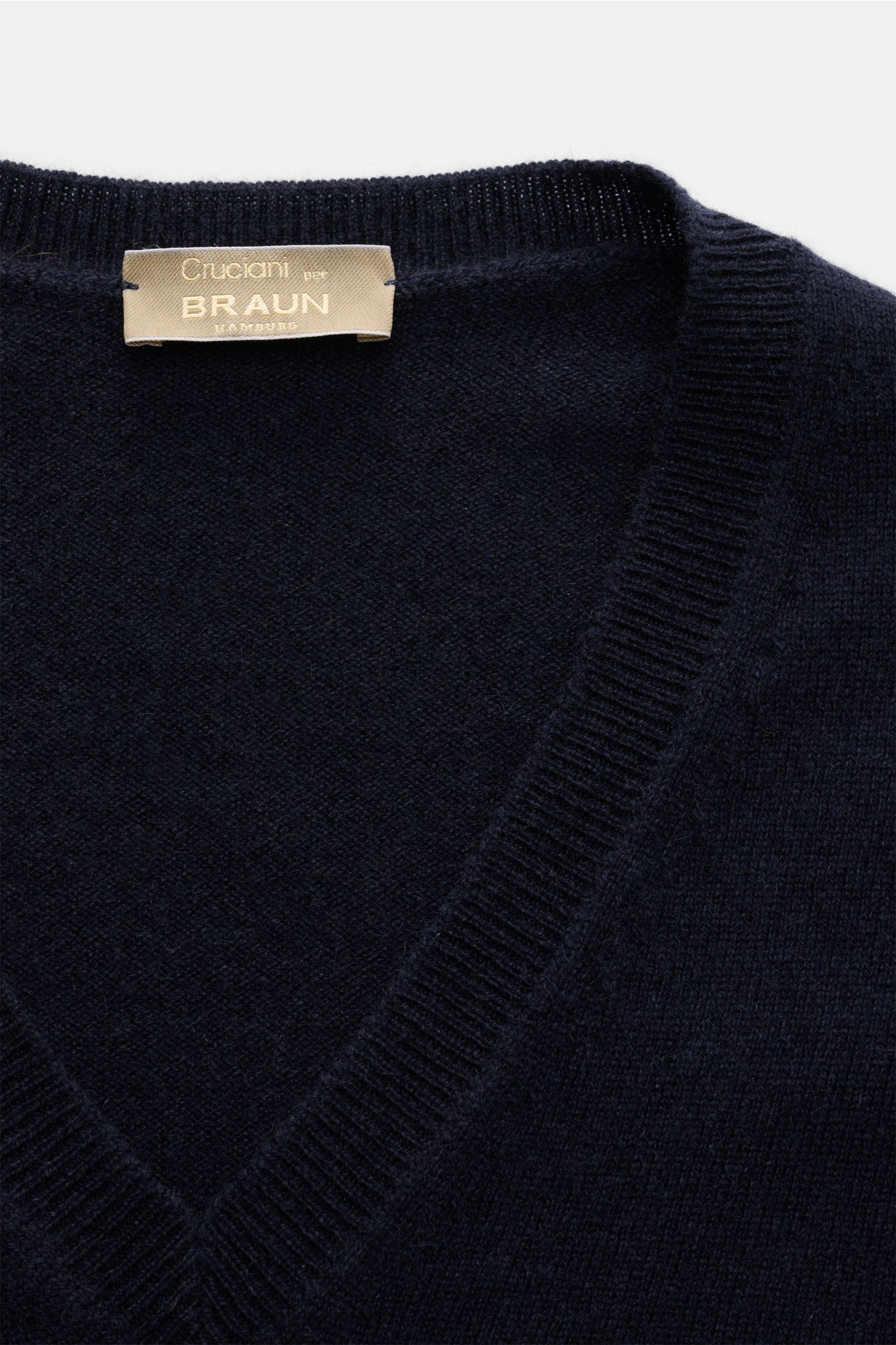 Cruciani Cashmere V-Neck Pullover navy, Nahaufnahme von V-Ausschnitt und Label, reiner Cashmere, feines Strickbild, Slim Fit, Rippbündchen.