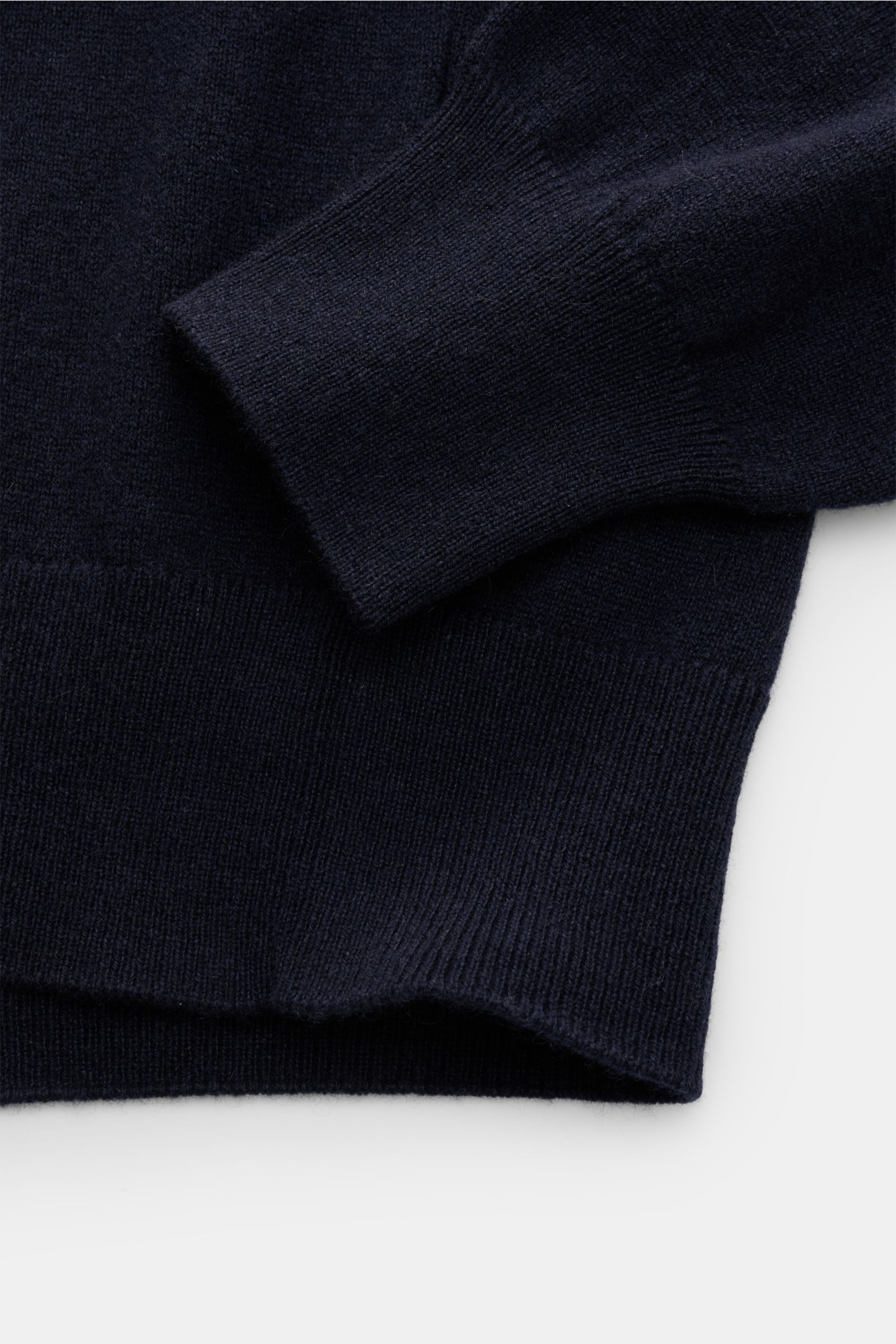 Cruciani Cashmere V-Neck Pullover navy in Nahaufnahme, feines Strickbild, geschmeidiger Griff, Rippbündchen, Slim Fit, V-Ausschnitt.