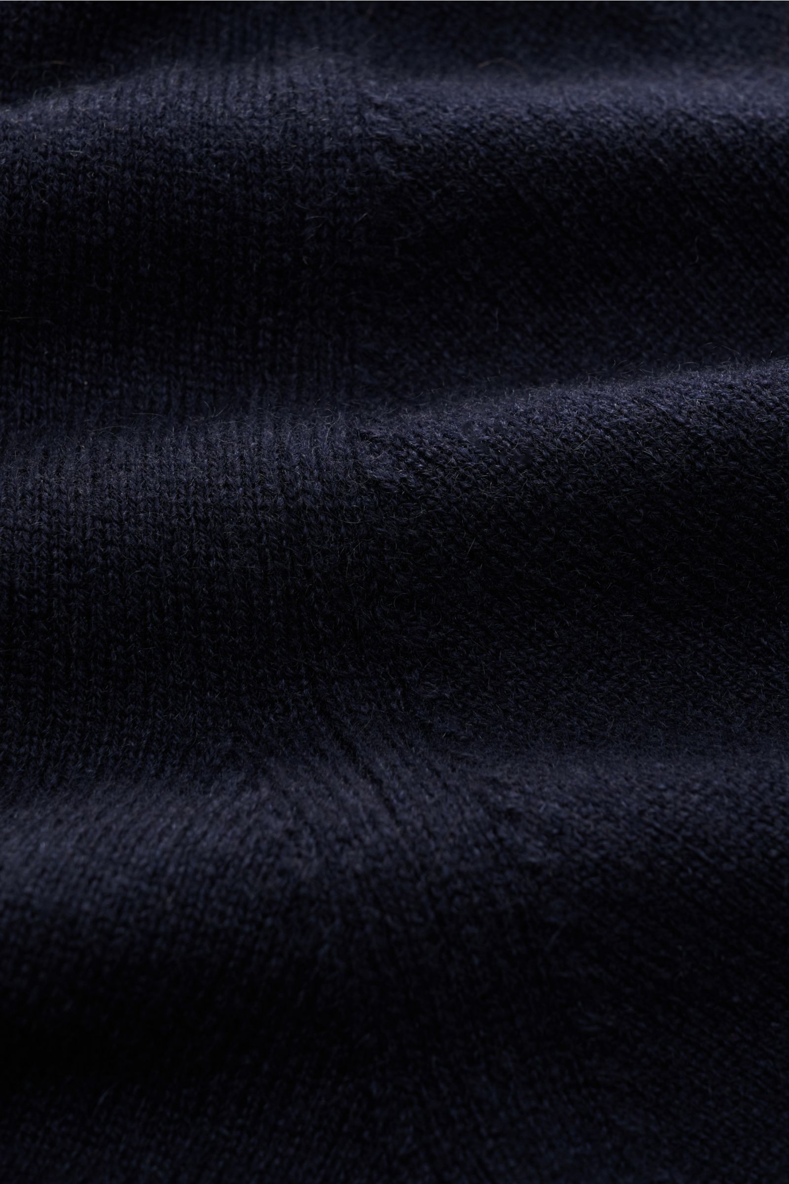 Cruciani Cashmere V-Neck Pullover navy in Nahaufnahme, feines Strickbild, geschmeidiger Griff, Slim Fit, V-Ausschnitt, Rippbündchen, reiner Cashmere.