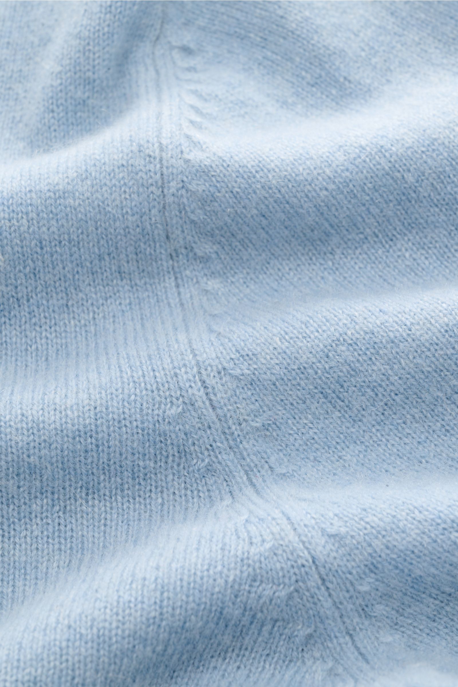 Nahaufnahme des FTC Cashmere V-Neck Pullover hellblau aus nachhaltigem Fair-Trade-Cashmere mit feinem Strickbild, Slim Fit und Rippbündchen.