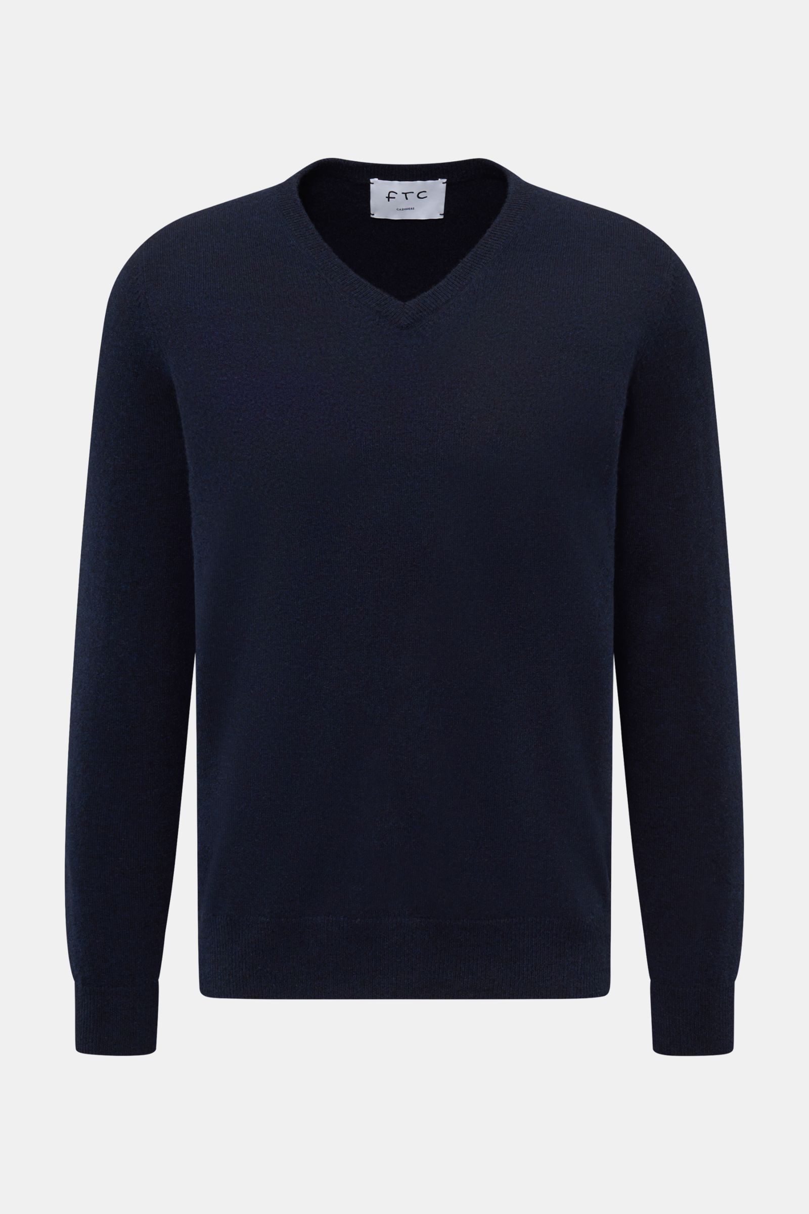 Front view of the FTC Cashmere V-Neck Pullover navy, a classic men's slim fit sweater made from pure Fair-Trade Cashmere with a very soft touch, fine knit pattern, V-neck, and comfortable ribbed cuffs. 

Der Pullover mit V-Ausschnitt ist ein Klassiker 