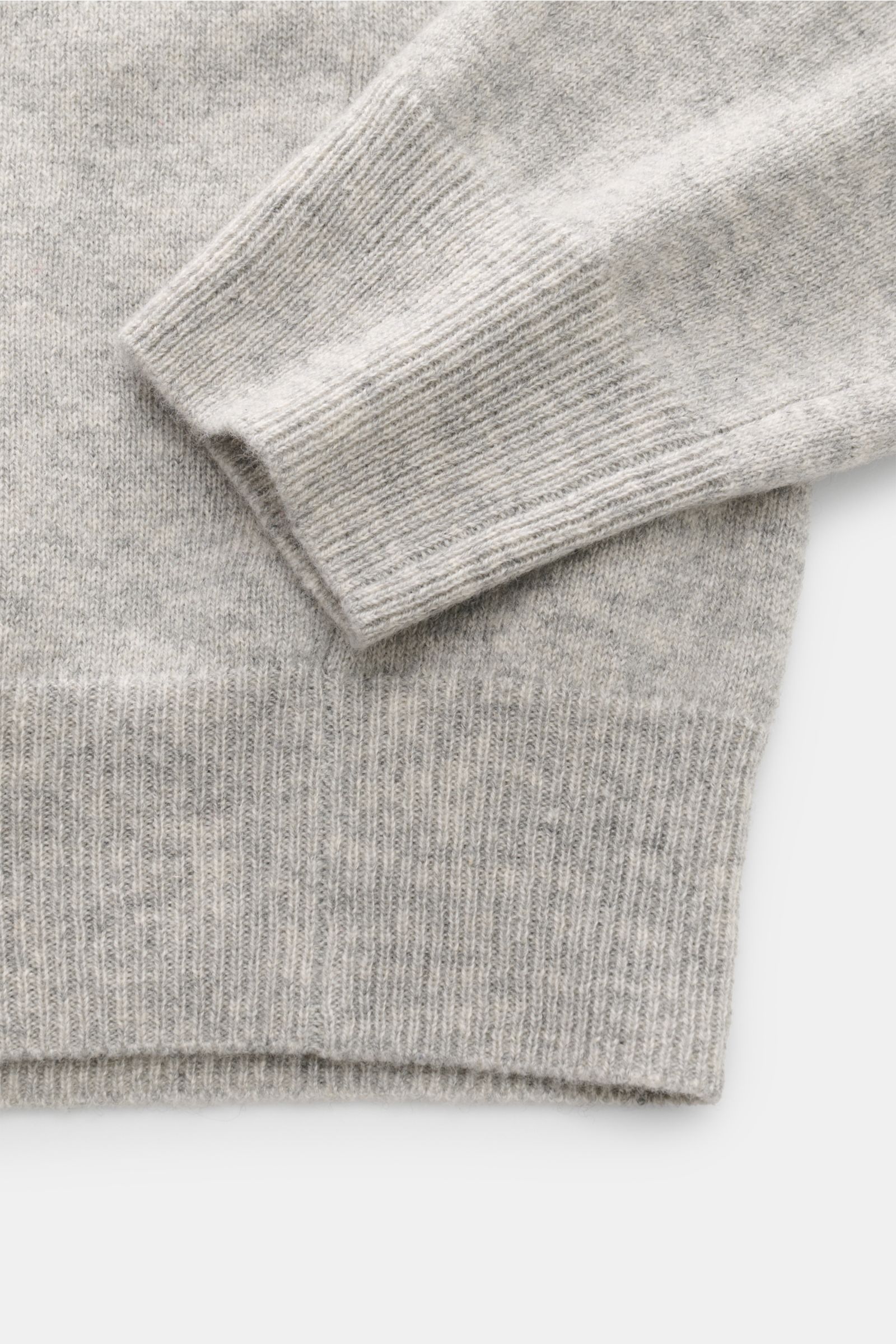 FTC Cashmere V-Neck Pullover grau meliert, Detailaufnahme von Ärmel und Saum, Slim Fit, weicher Fair-Trade-Cashmere, feines Strickbild, Rippbündchen.