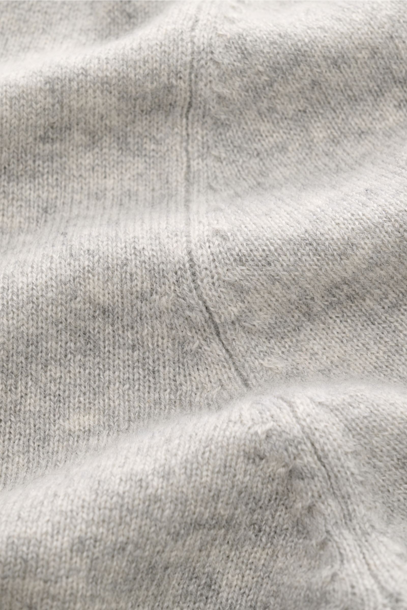 FTC Cashmere V-Neck Pullover grau meliert in Nahaufnahme von oben, feines Strickbild, weicher Griff, Slim Fit, V-Ausschnitt, Rippbündchen, Fair-Trade-Cashmere.