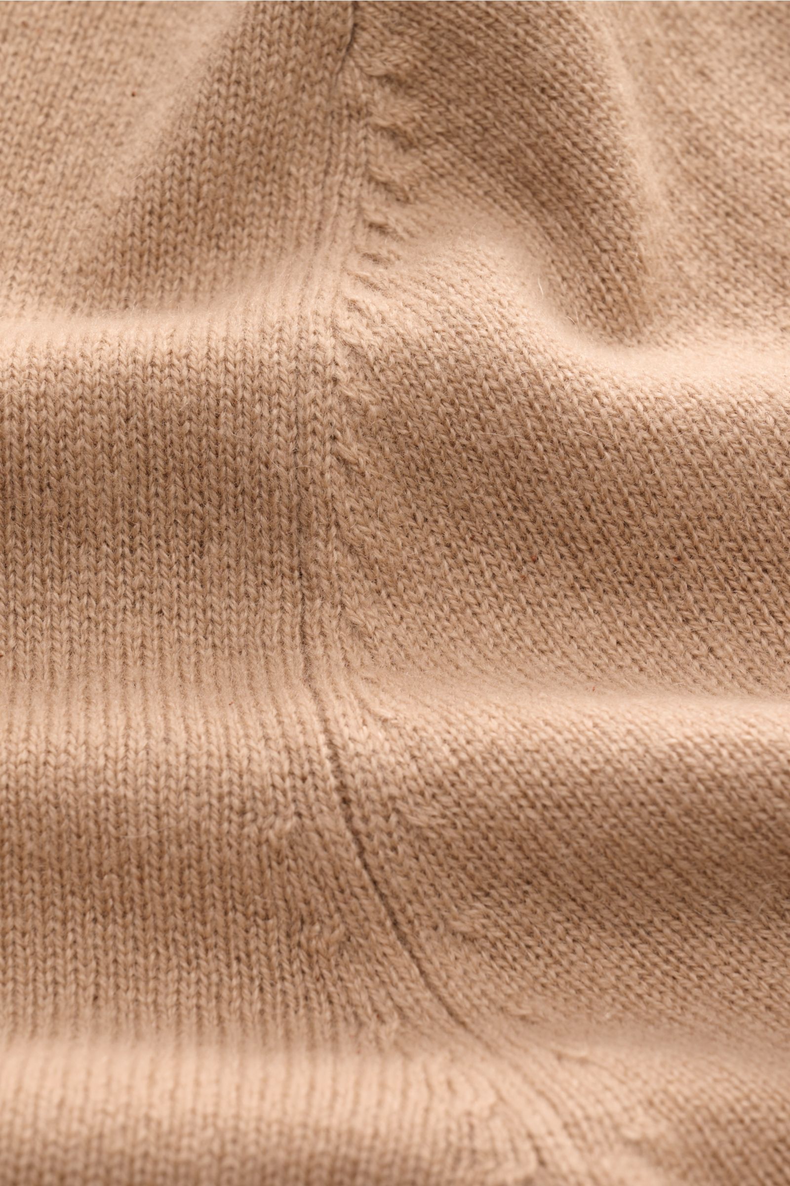 Nahaufnahme des beigen FTC Cashmere V-Neck Pullovers mit feinem Strickbild und weichem Griff, aus nachhaltigem Fair-Trade-Cashmere.