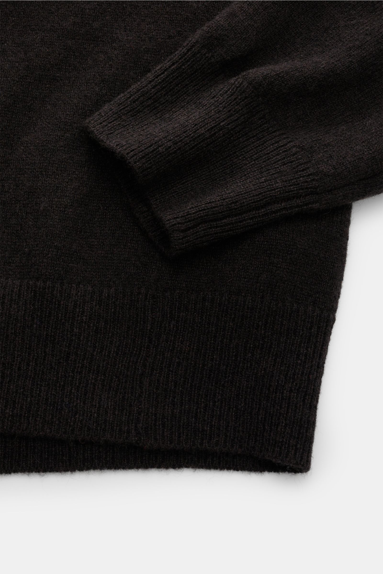 Close-up top-down view of the sleeve and hem of the FTC Cashmere V-Neck Pullover dunkelbraun, showing fine knit and ribbed cuffs.

Description: Der Pullover mit V-Ausschnitt ist ein Klassiker der Herrenmode, der in keinem Kleiderschrank fehlen darf – a