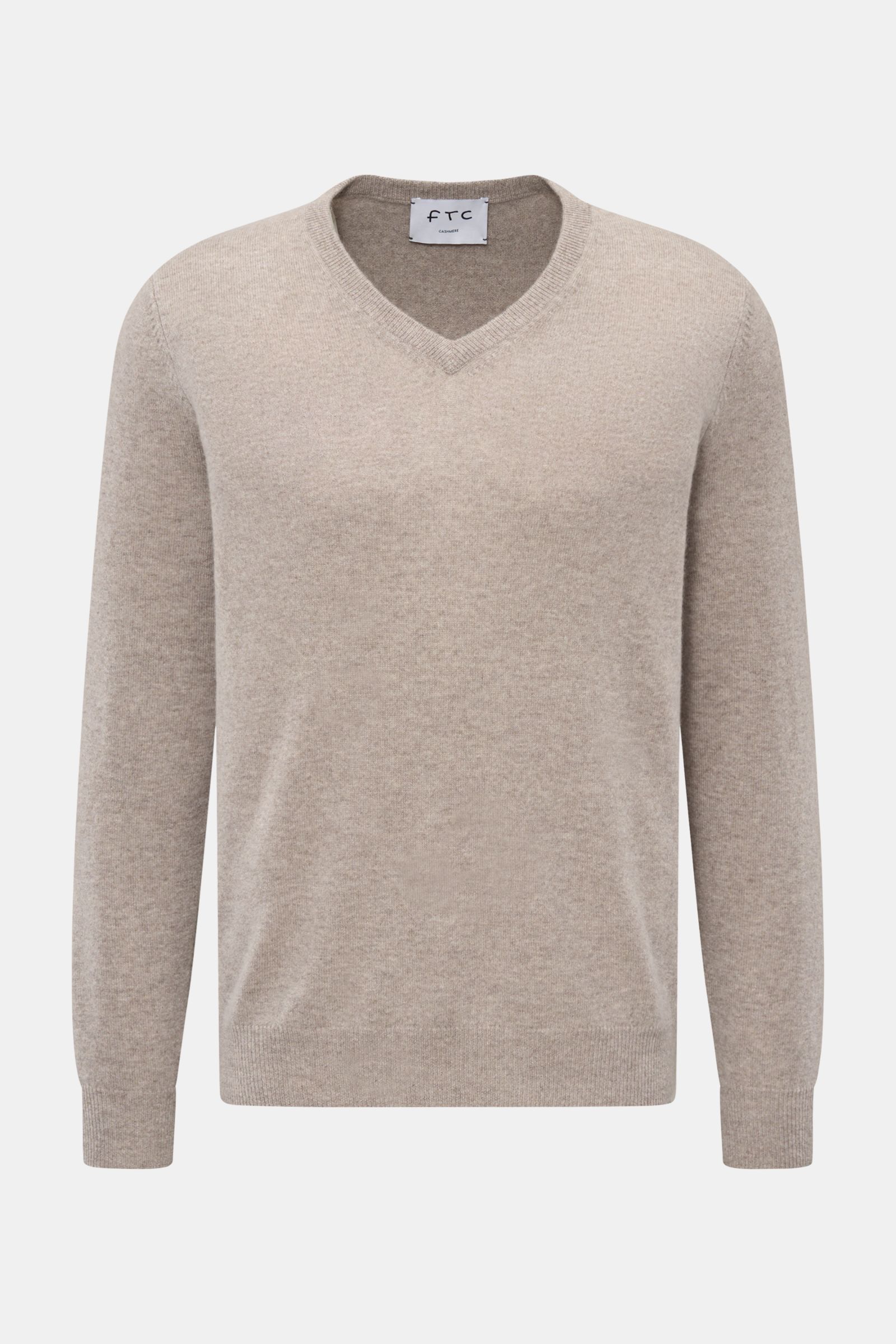 Front-facing view of the FTC Cashmere V-Neck Pullover taupe, a slim fit men's sweater made from pure Fair-Trade Cashmere with a soft feel, fine knit, V-neck, and comfortable ribbed cuffs. 

Description: Der Pullover mit V-Ausschnitt ist ein Klassiker d