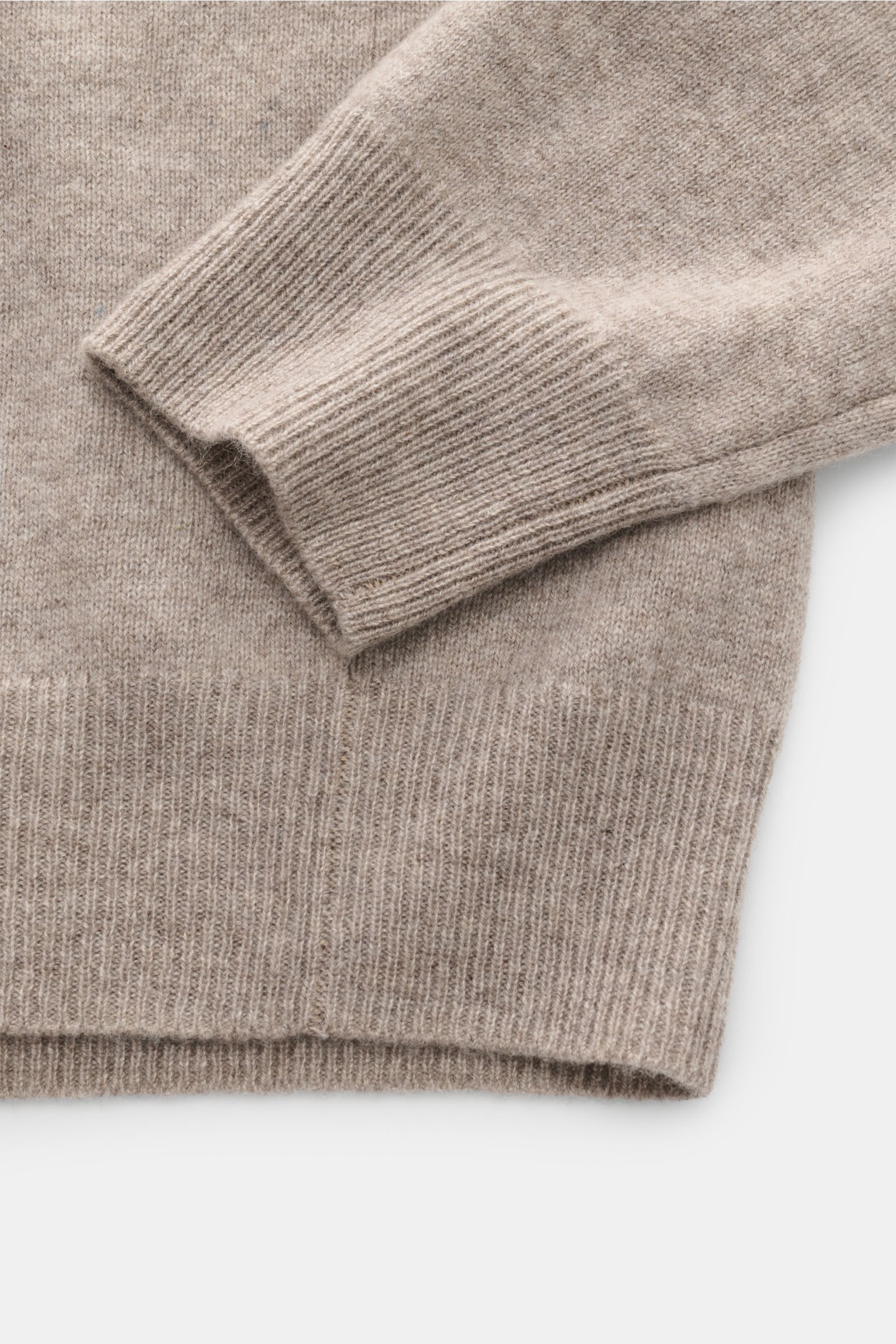 Close-up top view of the cuff and hem of the FTC Cashmere V-Neck Pullover taupe, showing fine knit and ribbed edges.

Description: Der Pullover mit V-Ausschnitt ist ein Klassiker der Herrenmode, der in keinem Kleiderschrank fehlen darf – aus nachhaltig
