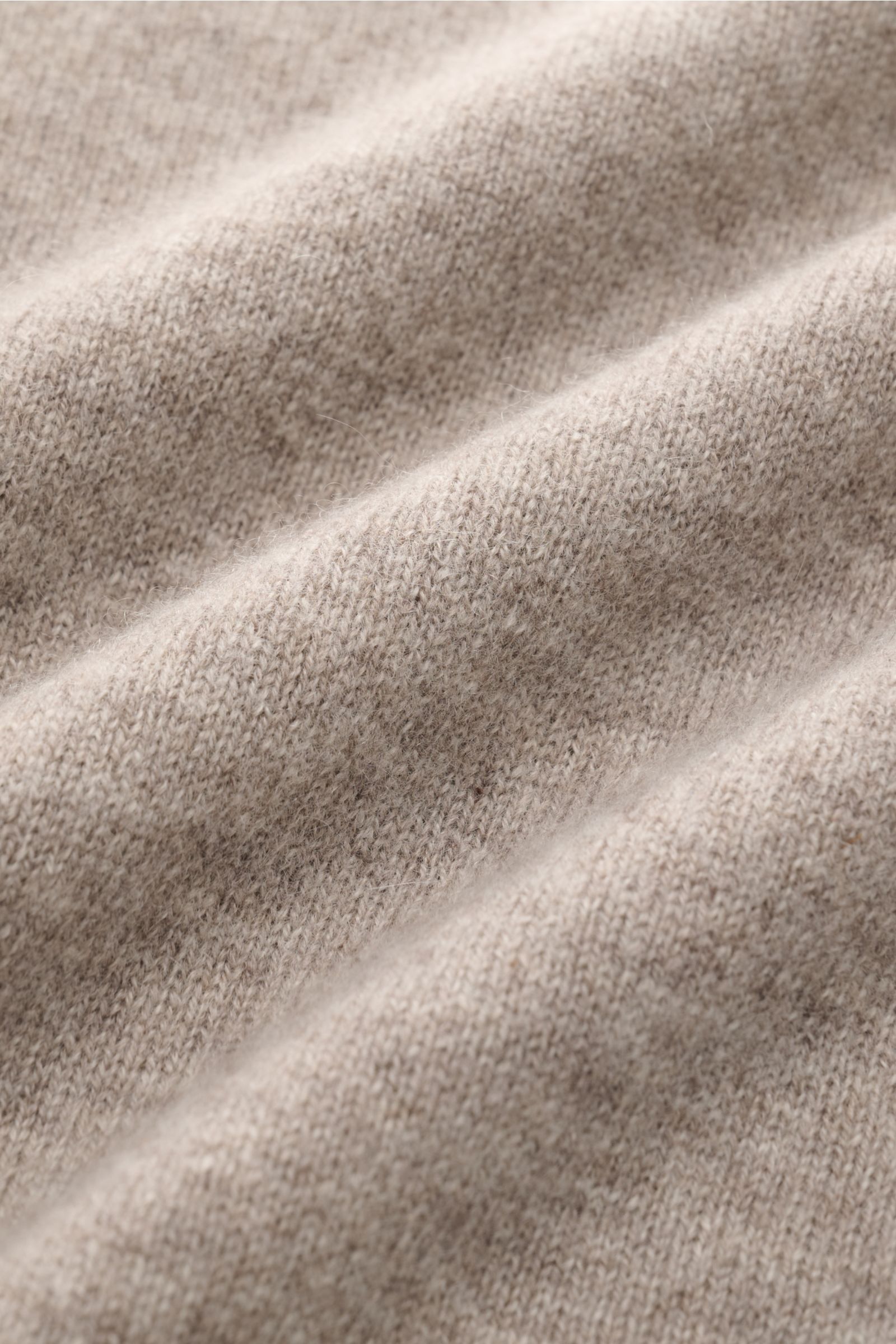 Close-up front view of the FTC Cashmere V-Neck Pullover taupe, showcasing its fine knit texture and soft, sustainable cashmere fabric.

Description: Der Pullover mit V-Ausschnitt ist ein Klassiker der Herrenmode, der in keinem Kleiderschrank fehlen dar