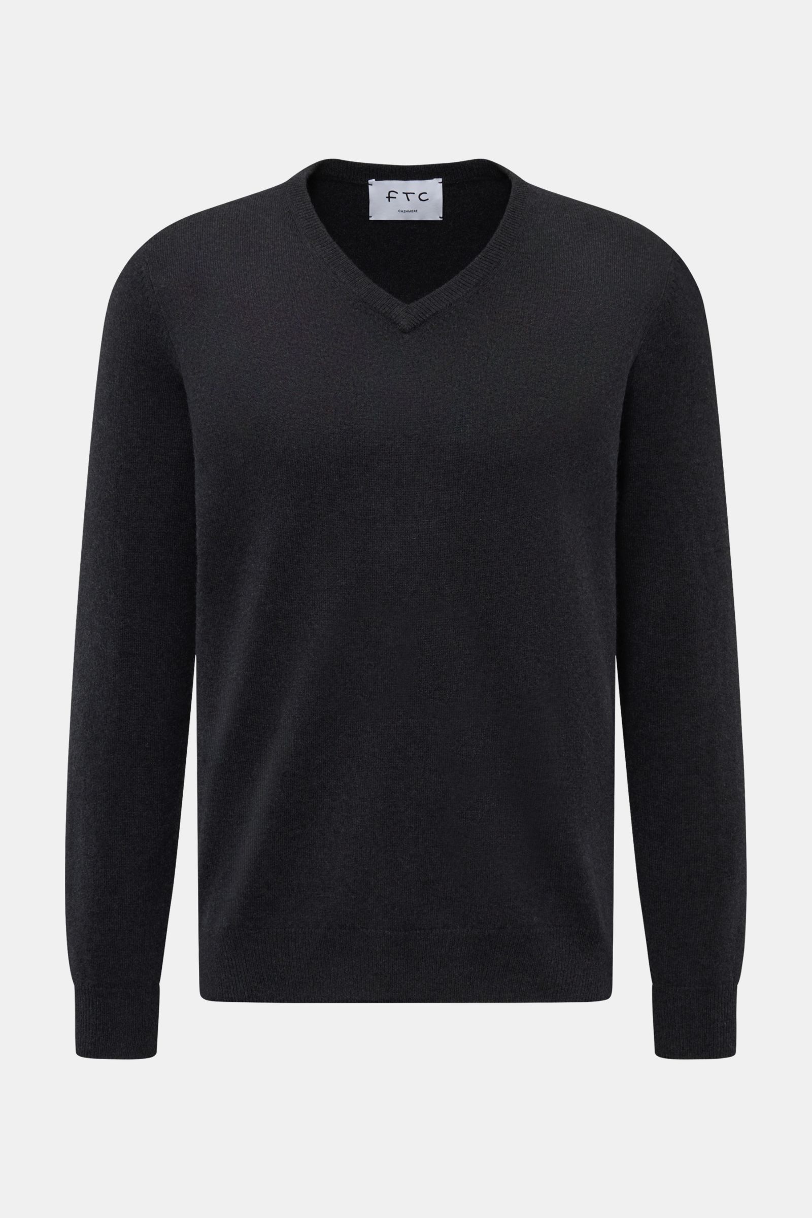 Front view of FTC Cashmere V-Neck Pullover anthrazit, a slim-fit men's sweater made from pure fair-trade cashmere with soft texture, fine knit, V-neck, and ribbed cuffs.

Description: Der Pullover mit V-Ausschnitt ist ein Klassiker der Herrenmode, der 