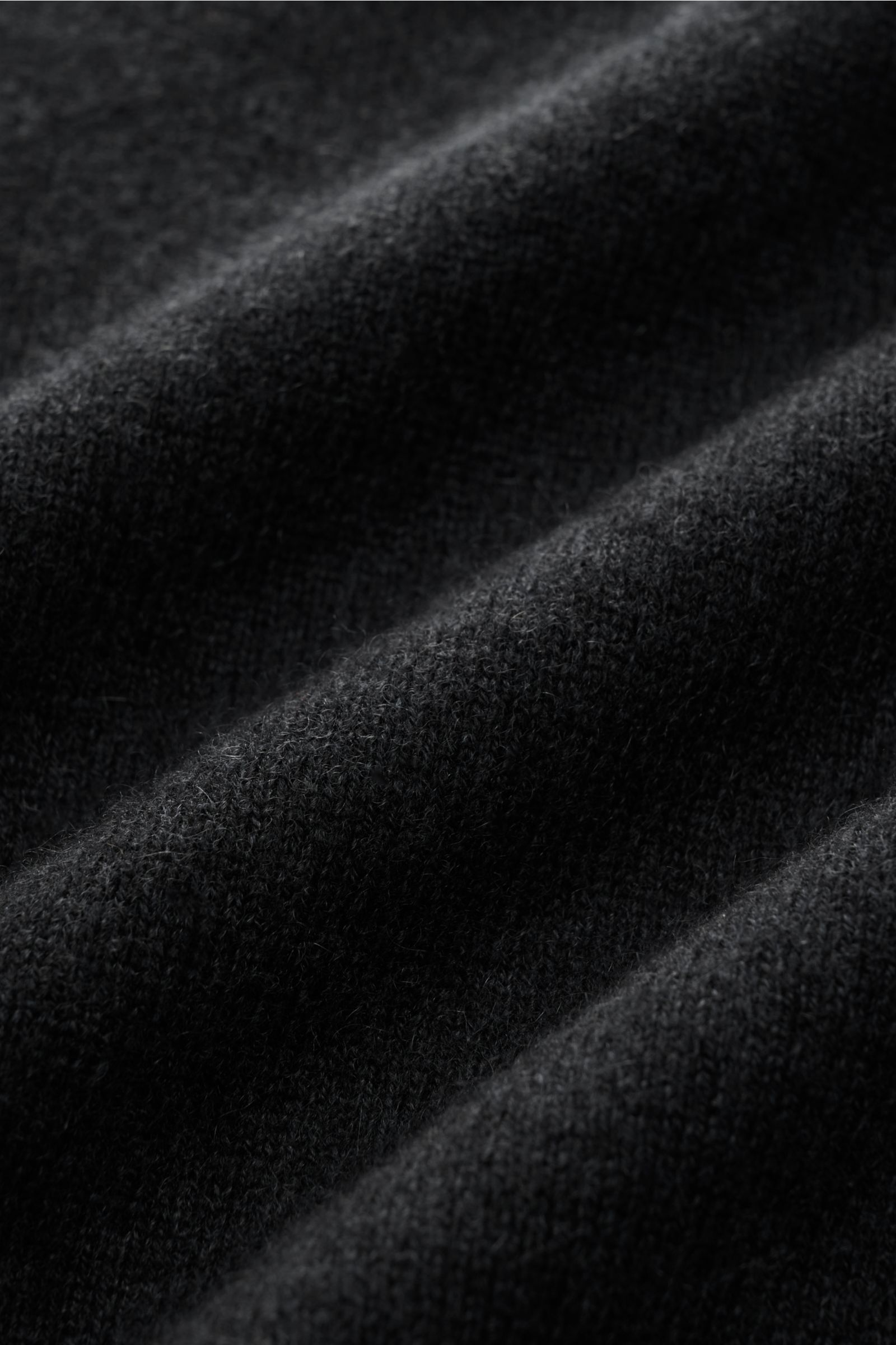Close-up texture of the FTC Cashmere V-Neck Pullover anthrazit, photographed from a detailed top-down perspective, showing its fine knit and soft cashmere fibers.

Description: Der Pullover mit V-Ausschnitt ist ein Klassiker der Herrenmode, der in kein