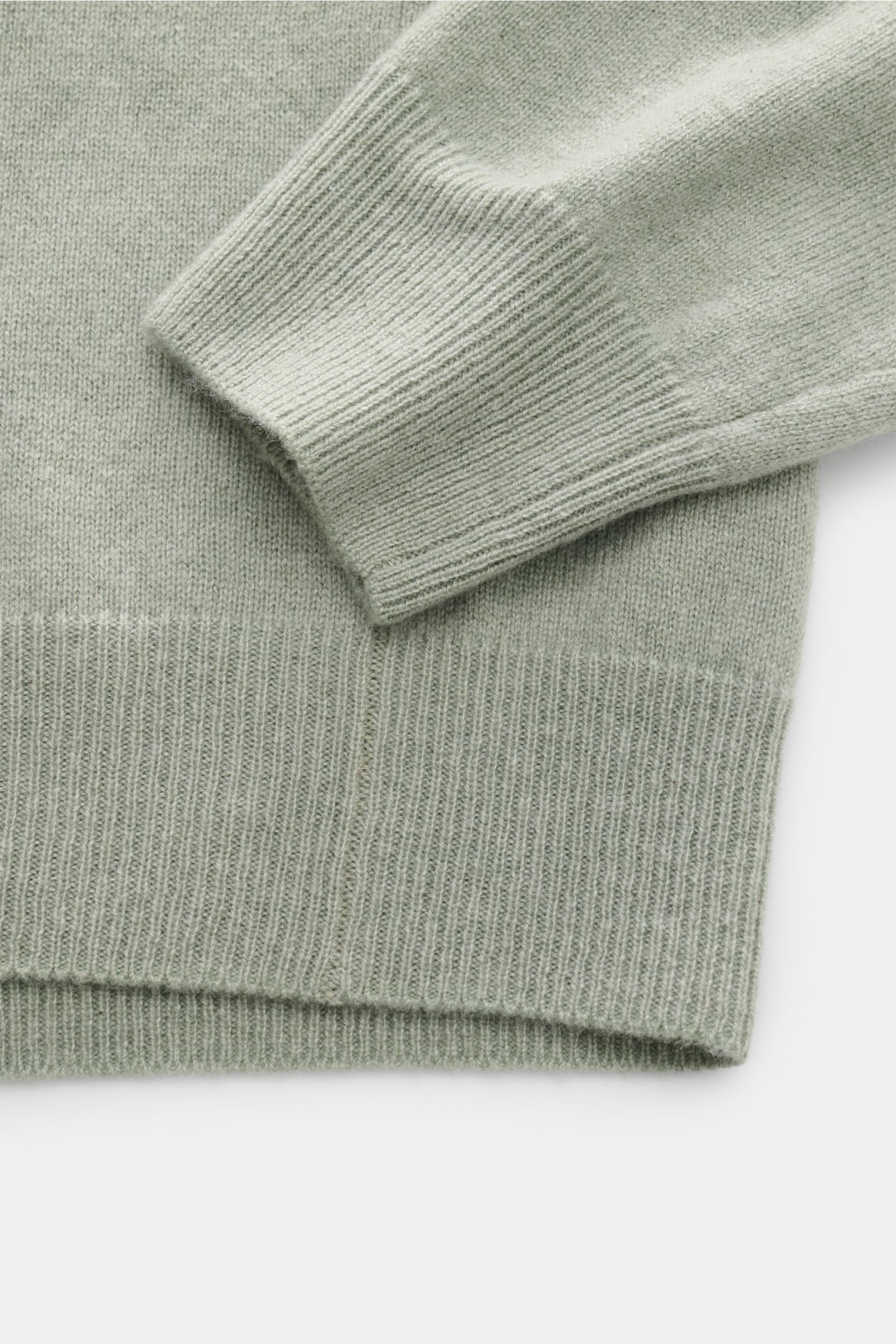Close-up front view of the FTC Cashmere V-Neck Pullover graugrün showing soft ribbed cuffs and hem in sustainable fair-trade cashmere.

Der Pullover mit V-Ausschnitt ist ein Klassiker der Herrenmode, der in keinem Kleiderschrank fehlen darf – aus nachh