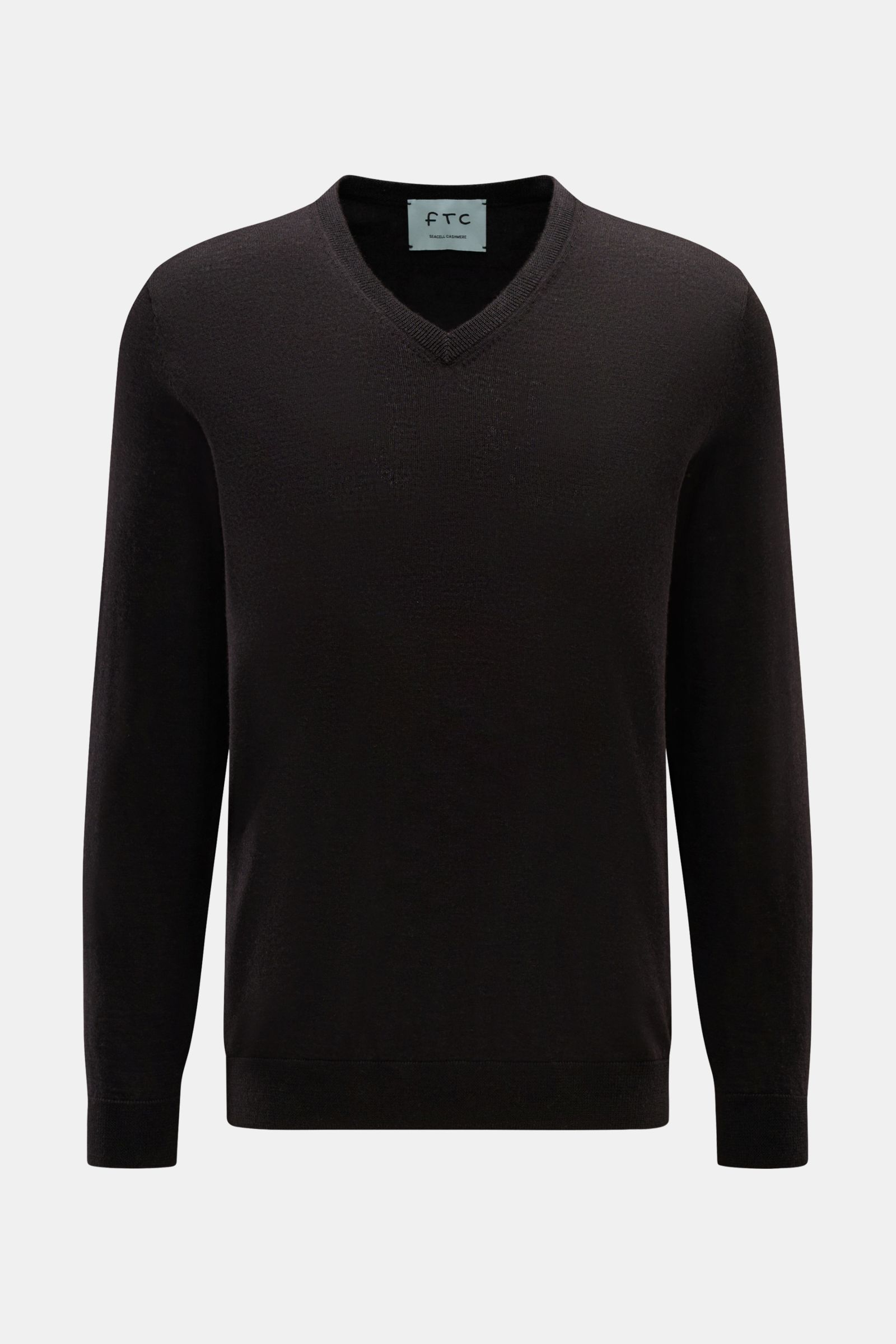 FTC Feinstrick V-Neck Pullover dunkelbraun, Slim Fit mit V-Ausschnitt, feinem Strickbild, weicher Cashmere-Seacell-Mix, frontal vor weißem Hintergrund.