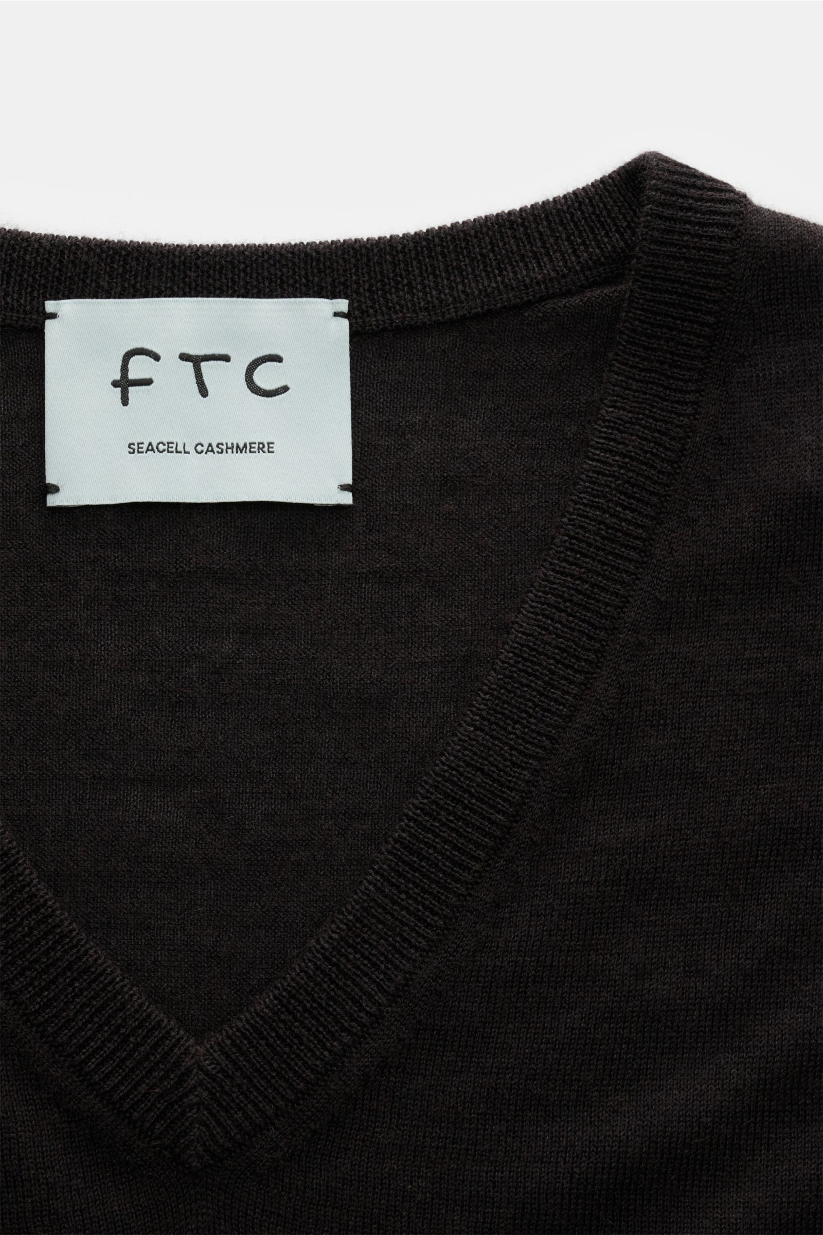 FTC Feinstrick V-Neck Pullover dunkelbraun aus Cashmere und Seacell, Slim Fit, feines Strickbild, V-Ausschnitt, Rippbündchen, Nahaufnahme von oben.